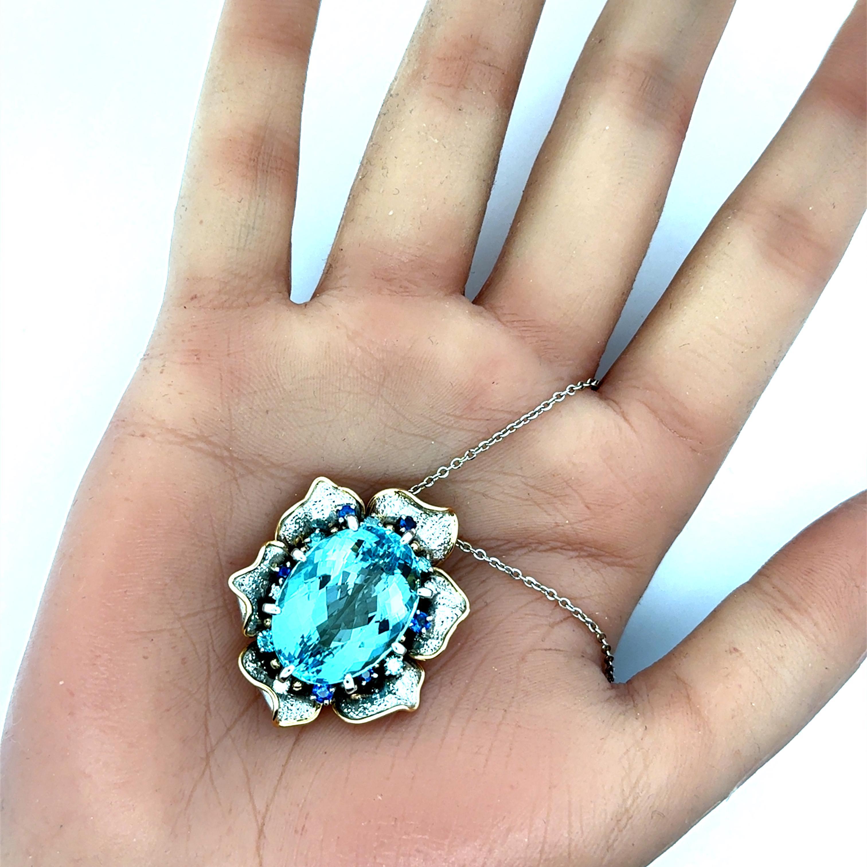 Colgante Flor 24,34 Quilates Aguamarina Diamante Zafiro Platino y Oro Amarillo 18k en Nuevo estado para la venta en Beverly Hills, CA