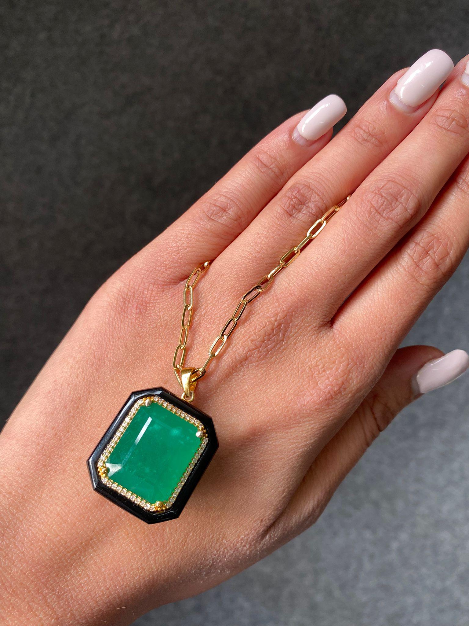 Ein Art-Deco inspirierte natürliche 24,34 Karat lebendige grüne sambische Smaragd, schwarzer Onyx und Diamant Gliederkette Anhänger Halskette, in massivem 18K Gelbgold gesetzt. Die Gliederkette ist 18 Zoll lang.
Bitte senden Sie uns weitere