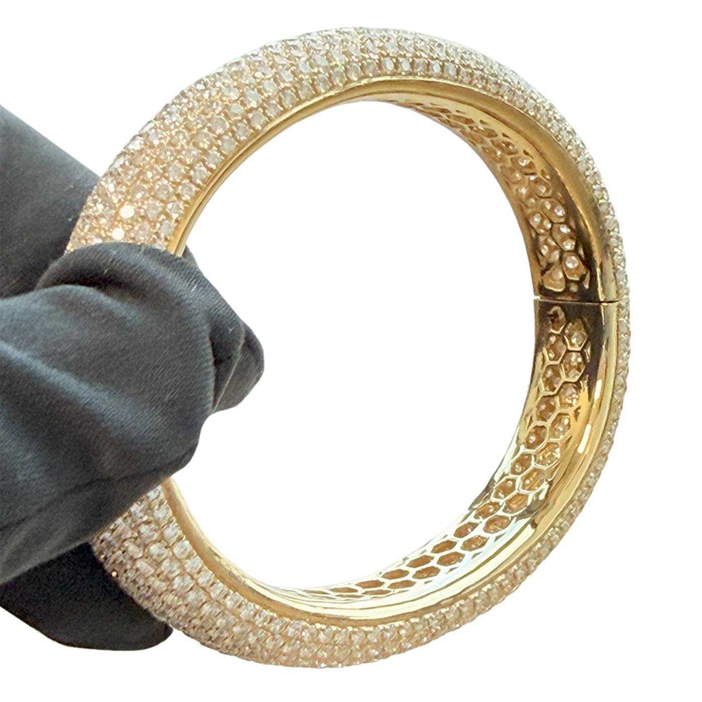 24,34 carati di diamanti pavé senza difetti, bracciale in oro giallo 18 carati, purezza VVS, colore E-F. in vendita 5