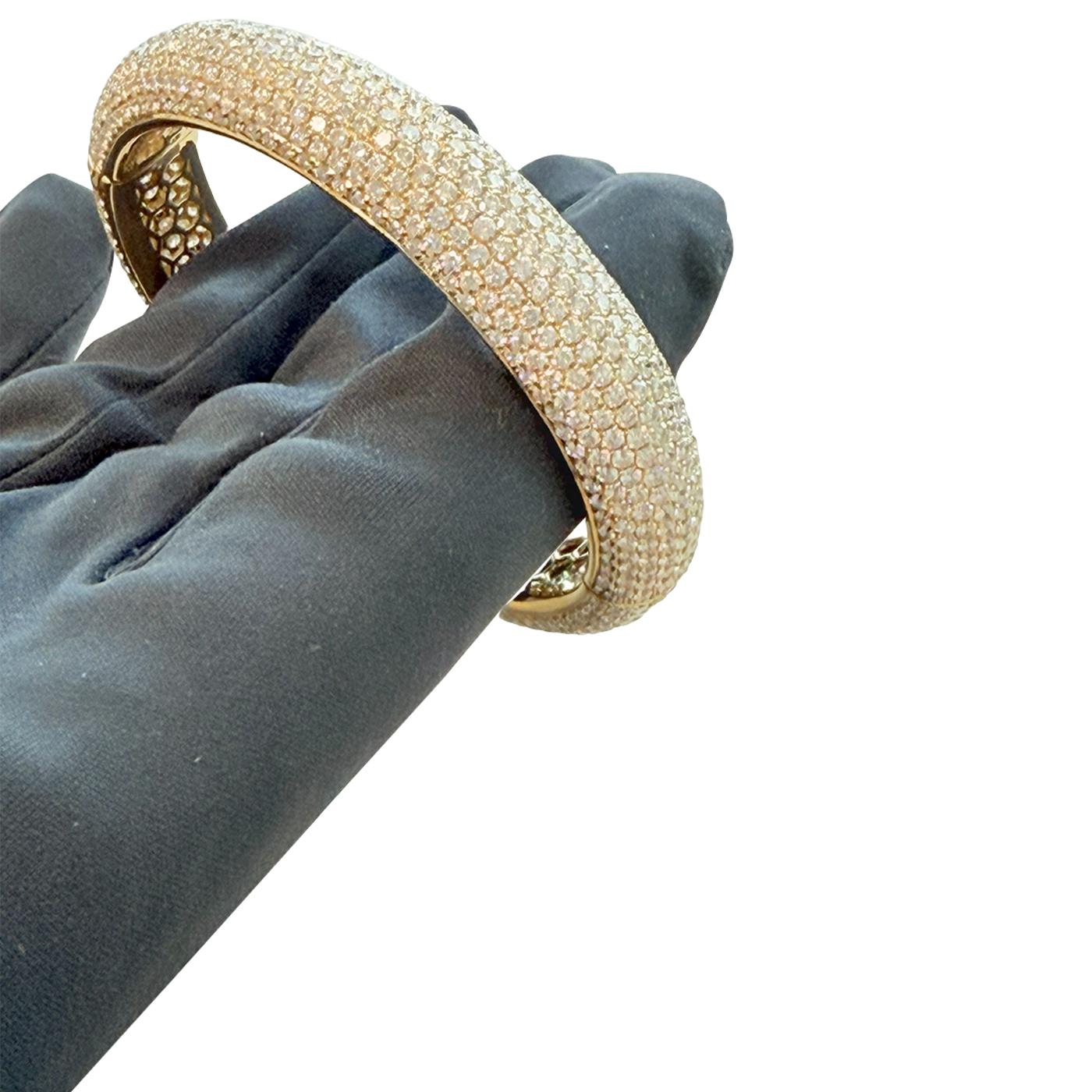 24,34 carati di diamanti pavé senza difetti, bracciale in oro giallo 18 carati, purezza VVS, colore E-F. in vendita 6
