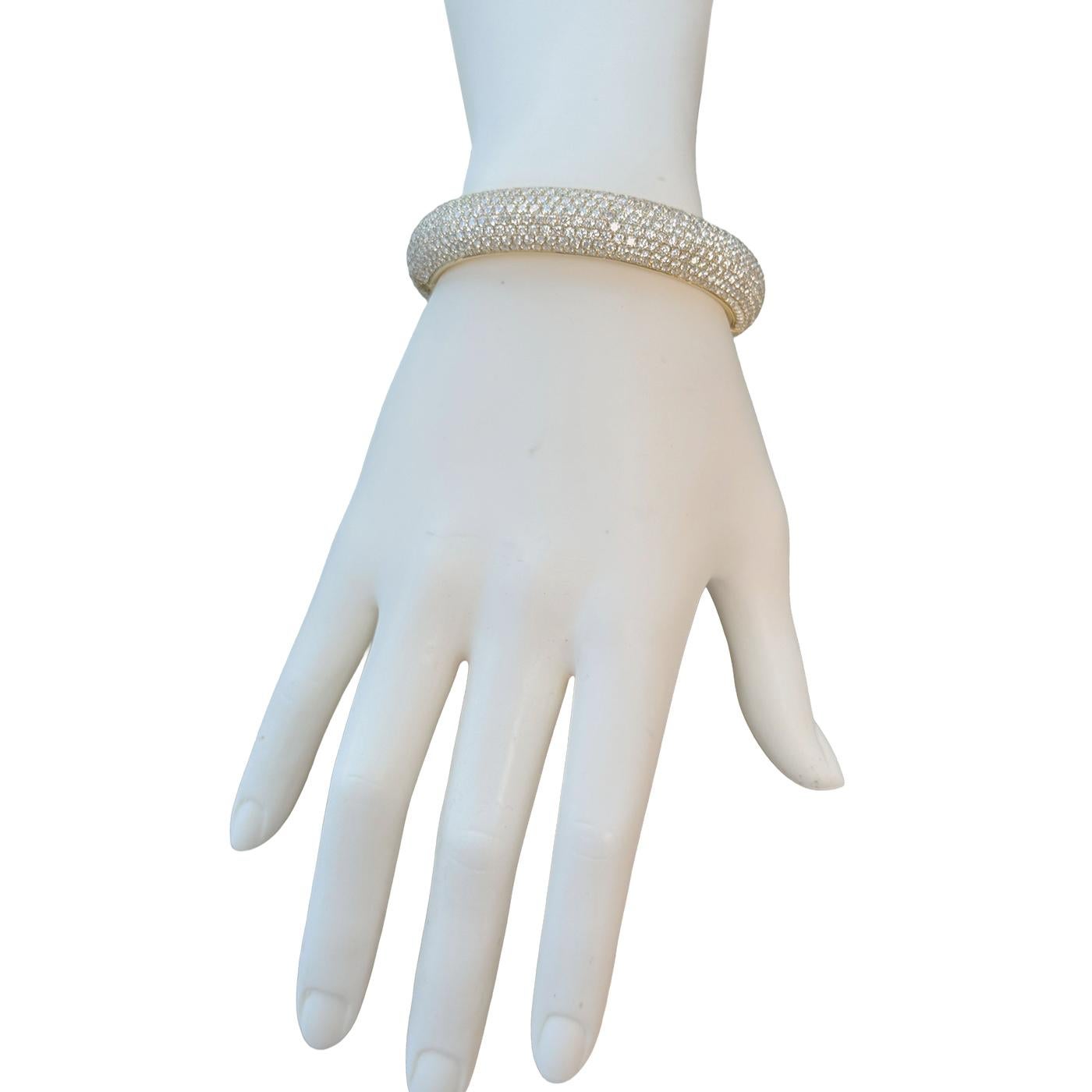 24,34 carati di diamanti pavé senza difetti, bracciale in oro giallo 18 carati, purezza VVS, colore E-F. in vendita 9