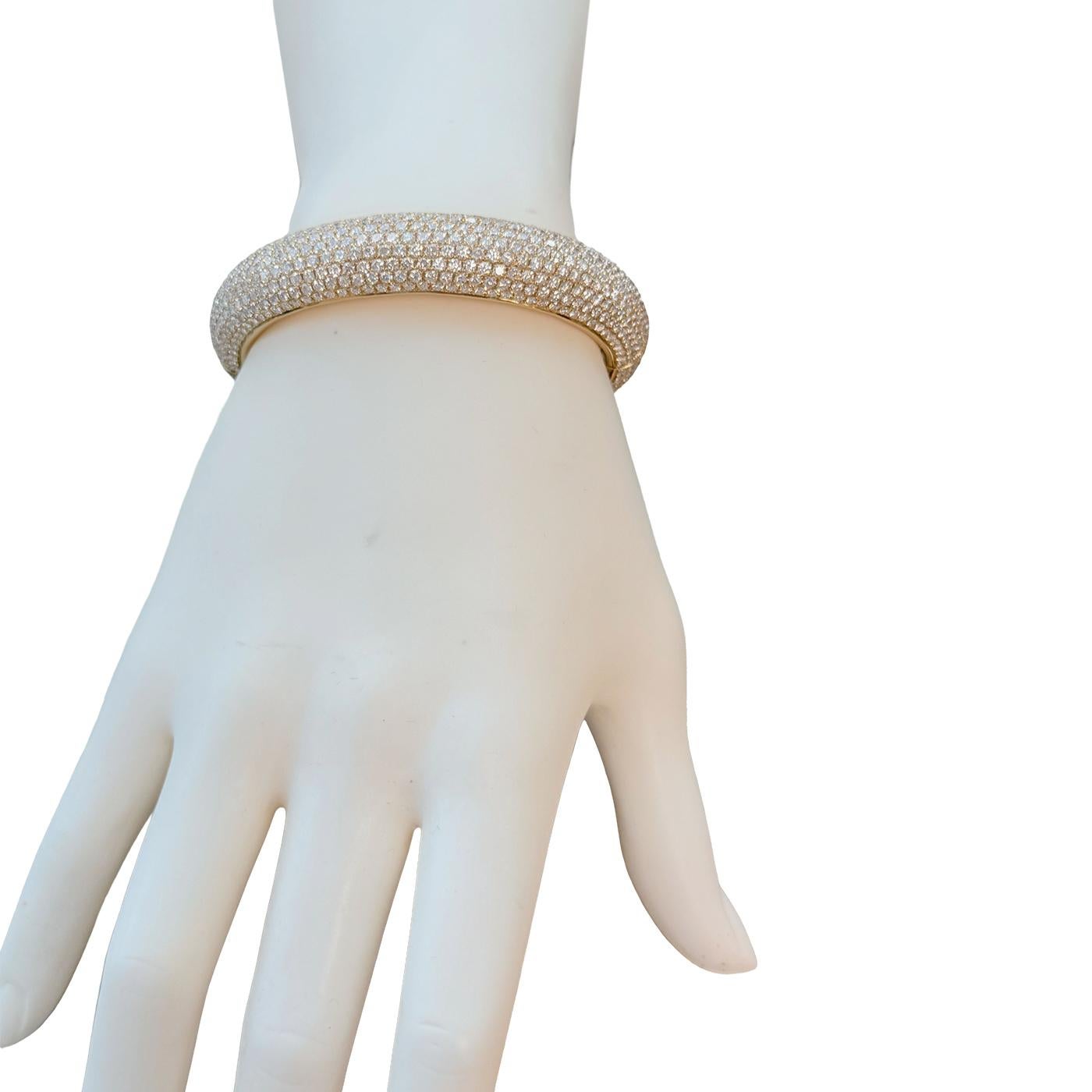 24,34 carati di diamanti pavé senza difetti, bracciale in oro giallo 18 carati, purezza VVS, colore E-F. in vendita 10