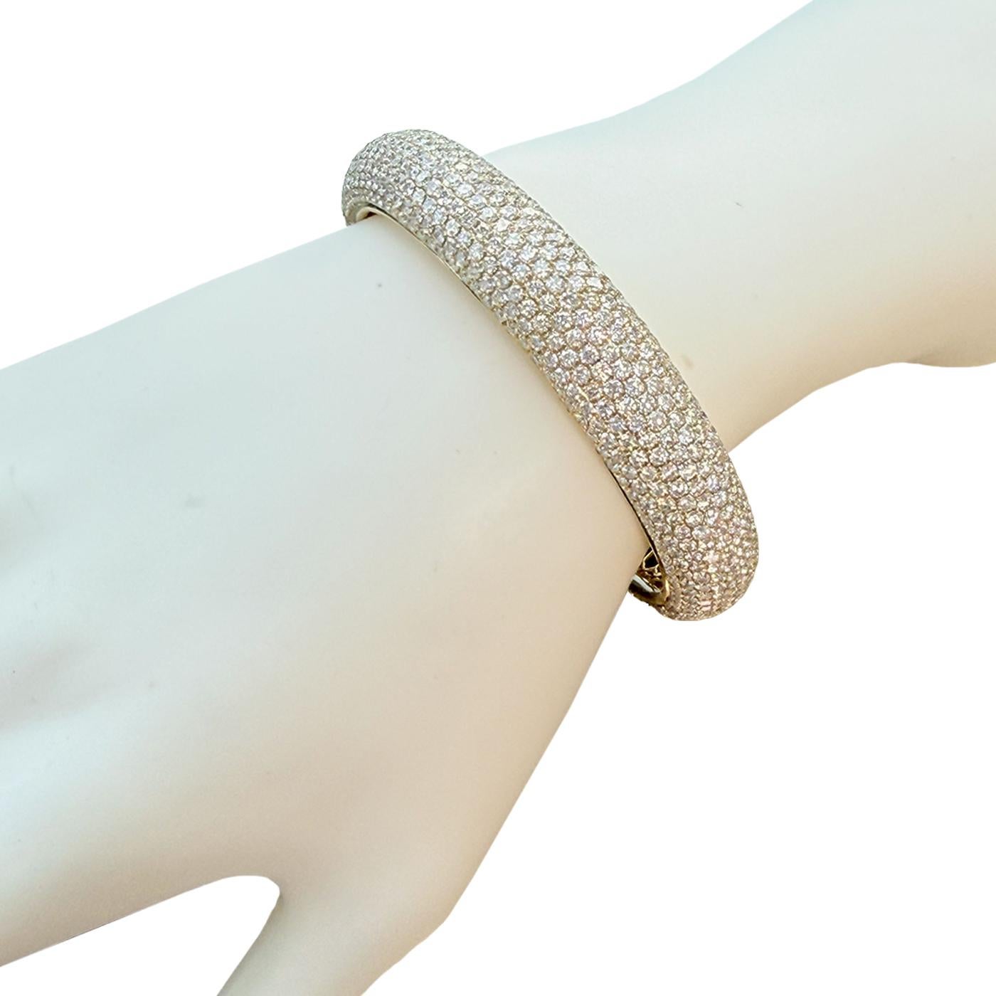 24,34 carati di diamanti pavé senza difetti, bracciale in oro giallo 18 carati, purezza VVS, colore E-F. in vendita 11