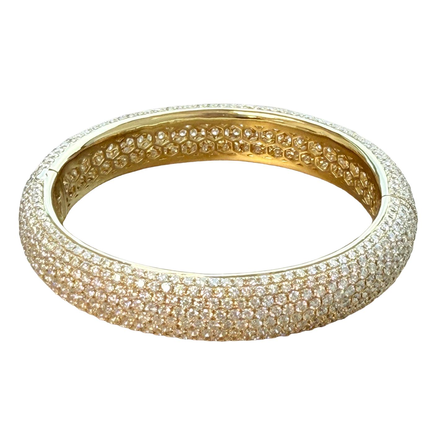 Squisito braccialetto in oro giallo massiccio 18 carati del peso di 52,9 g, completamente incastonato con 24,34 carati di diamanti tondi brillanti. Eccezionale purezza VVS, colore E-F, per una brillantezza senza pari. Caratterizzato da una copertura