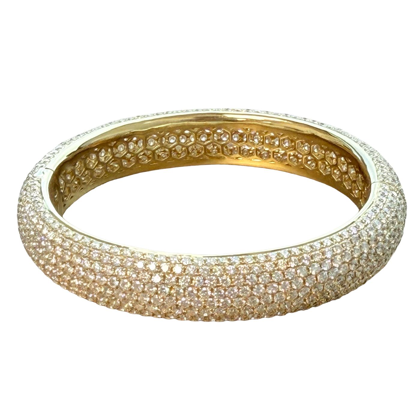 Modernista 24,34 carati di diamanti pavé senza difetti, bracciale in oro giallo 18 carati, purezza VVS, colore E-F. in vendita