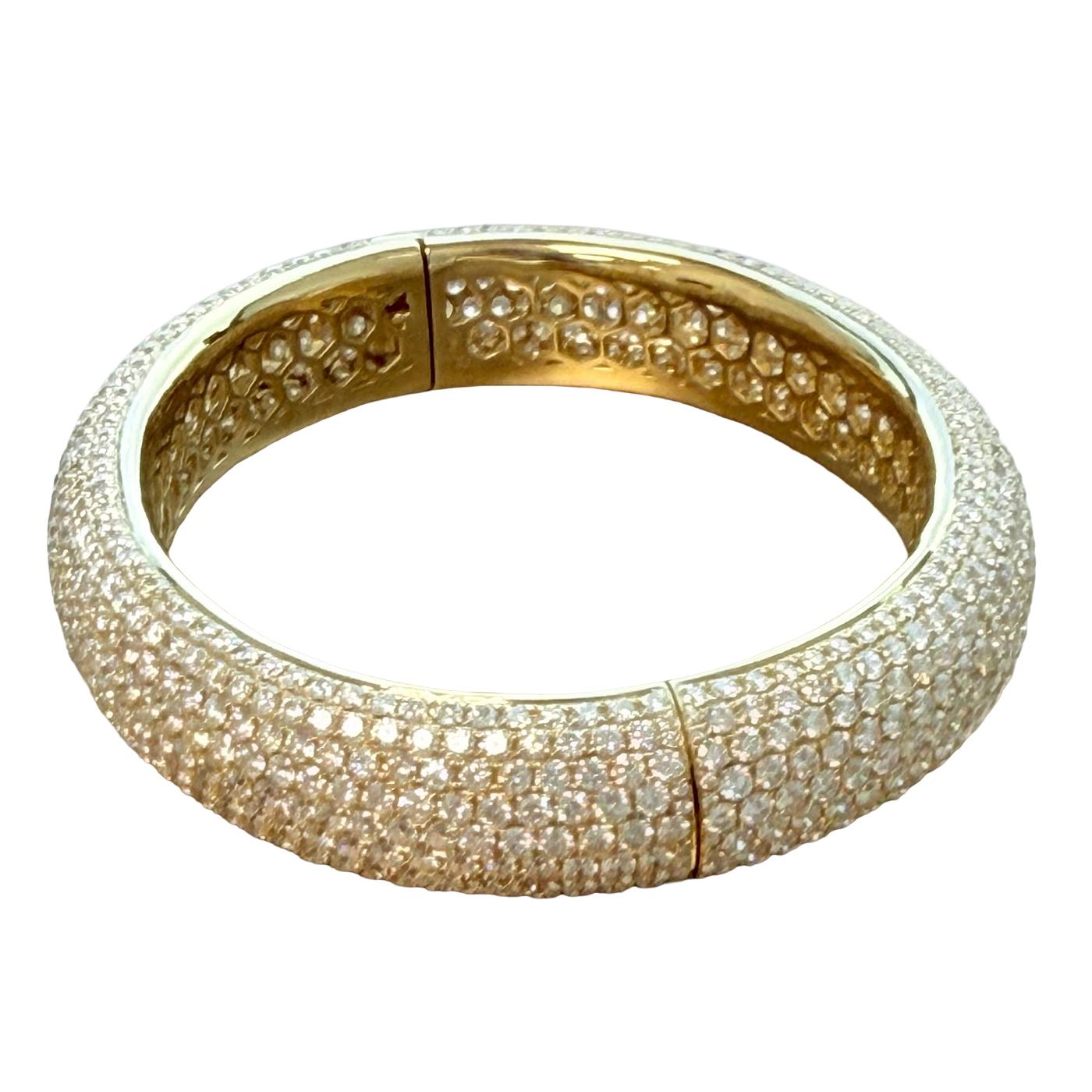 24,34 carati di diamanti pavé senza difetti, bracciale in oro giallo 18 carati, purezza VVS, colore E-F. In condizioni Nuovo in vendita a Aventura, FL