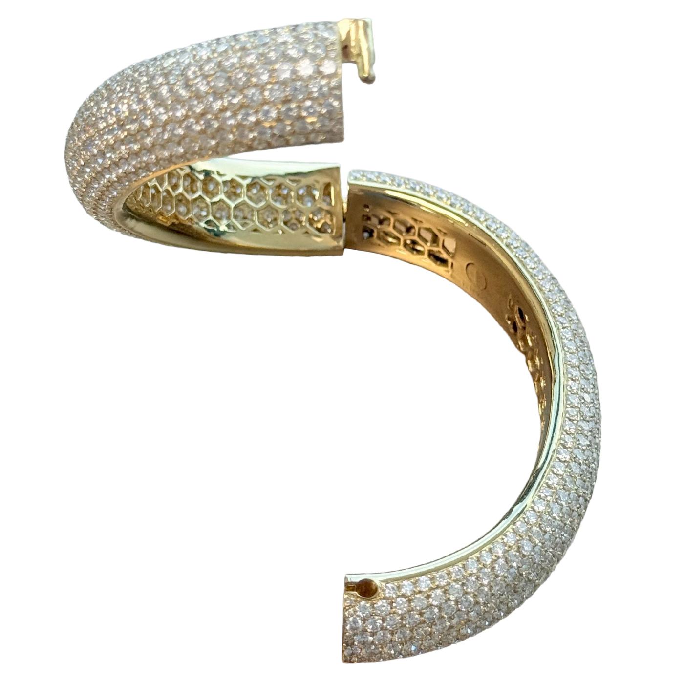 Donna 24,34 carati di diamanti pavé senza difetti, bracciale in oro giallo 18 carati, purezza VVS, colore E-F. in vendita