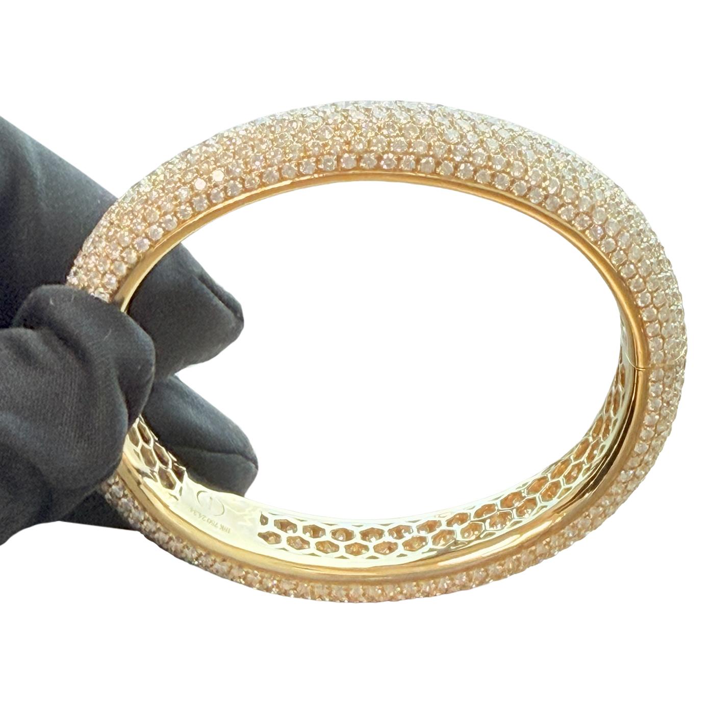 24,34 carati di diamanti pavé senza difetti, bracciale in oro giallo 18 carati, purezza VVS, colore E-F. in vendita 1