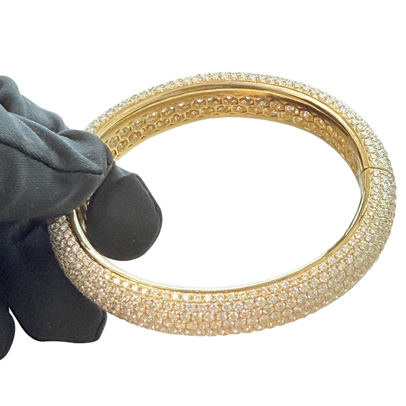 24,34 carati di diamanti pavé senza difetti, bracciale in oro giallo 18 carati, purezza VVS, colore E-F. in vendita 2