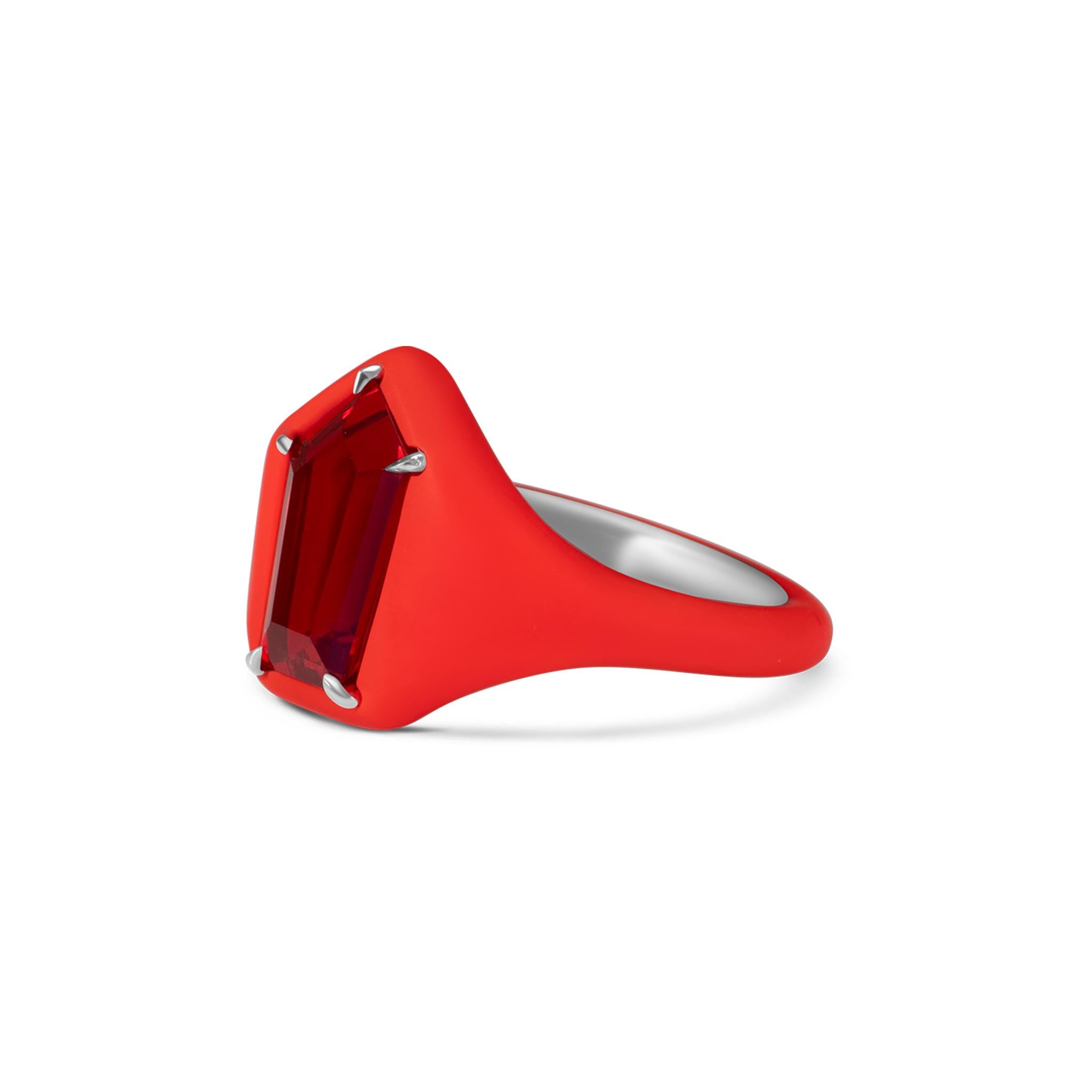Questo anello contemporaneo è caratterizzato da un opale di fuoco asimmetrico di 2,43 cm tagliato in modo unico e proveniente dal Messico, noto per il suo colore rosso-arancio e la sua eccezionale traslucenza. L'opale è montata in platino e rifinita