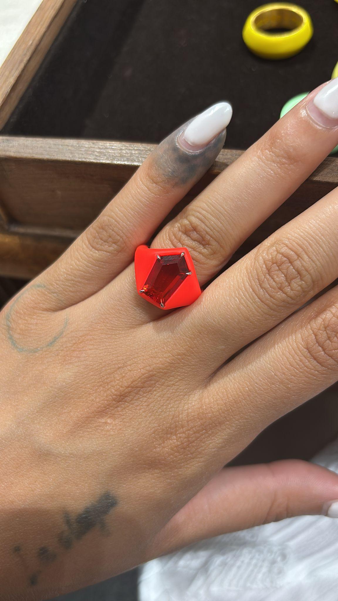 Anello con opale di fuoco da 2,43 carati - incastonatura asimmetrica in platino con ceramica rossa In condizioni Nuovo in vendita a Miami Beach, FL