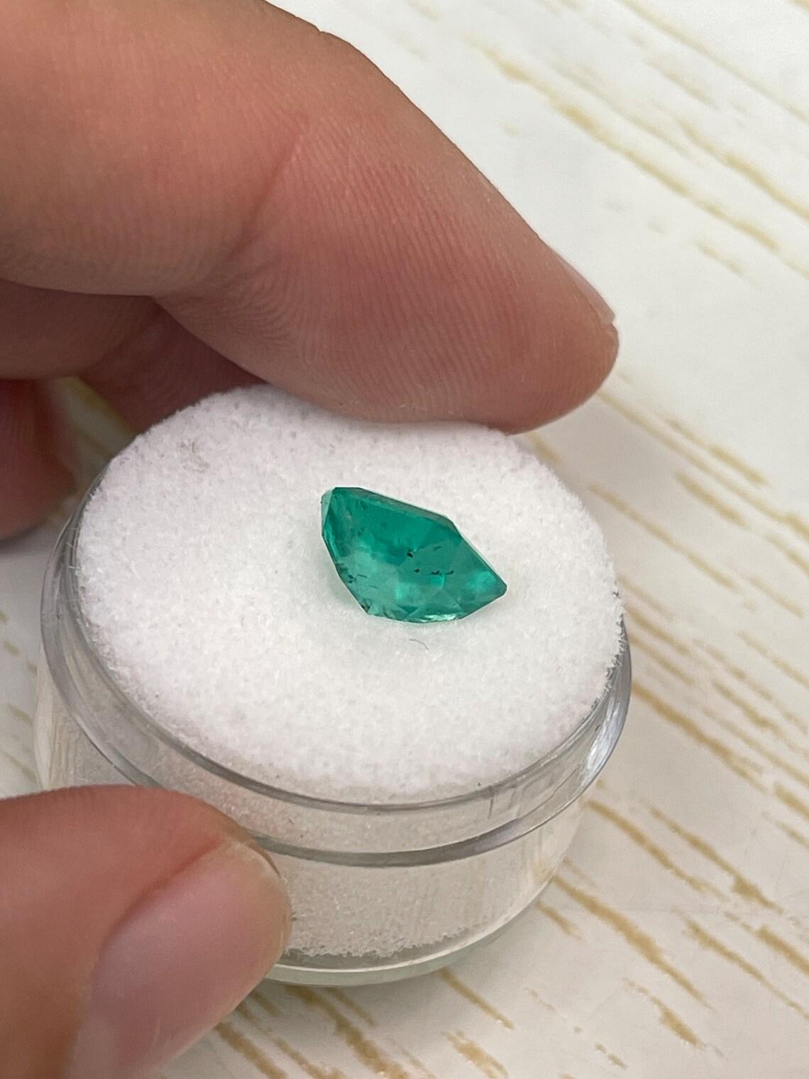 Women's 2.44 Carat 8.4x8.4 Bluish Green Loose Colombian Emerald - Asscher Cut May For Sale