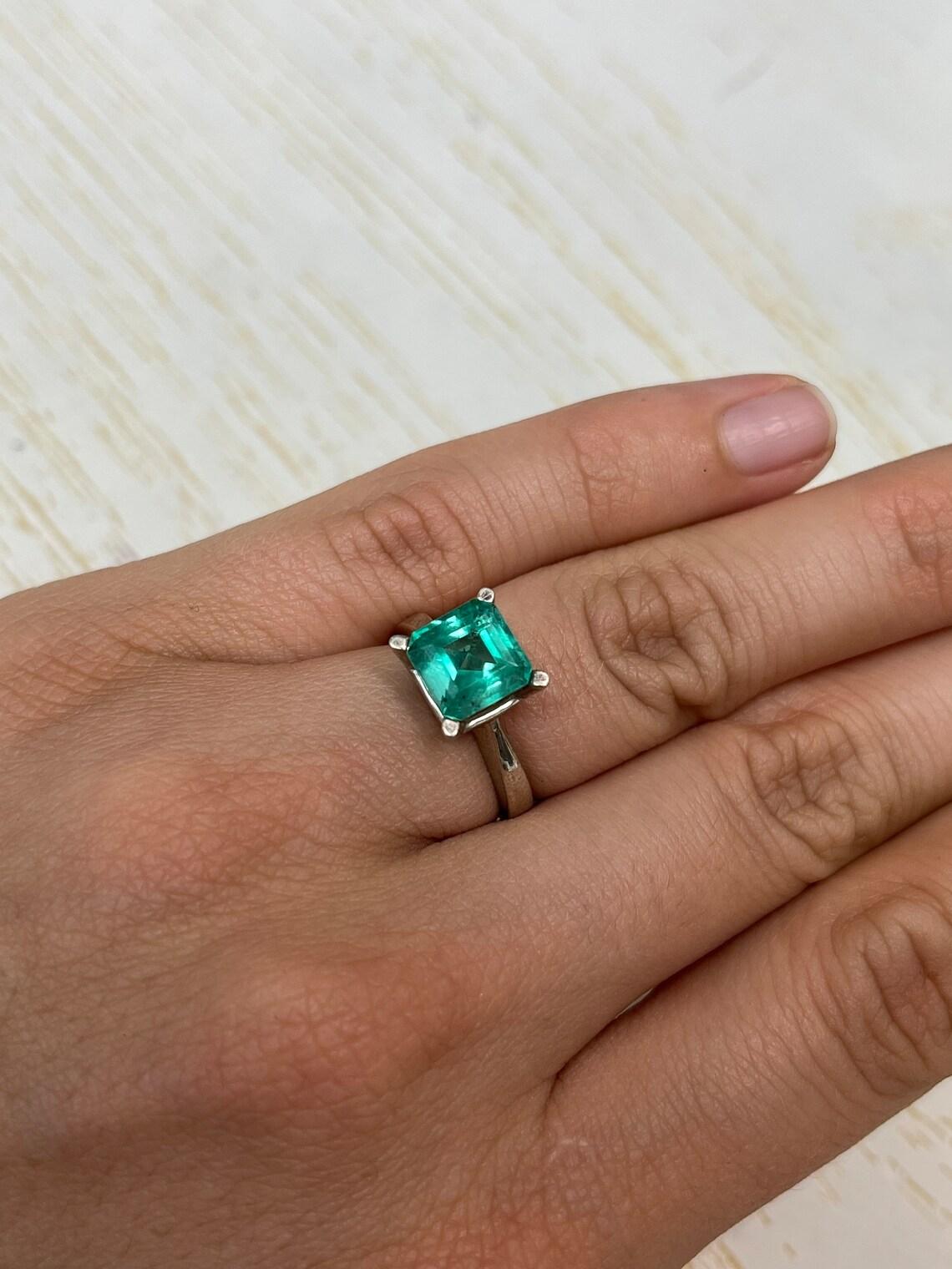 2.44 Carat 8.4x8.4 Bluish Green Loose Colombian Emerald - Asscher Cut May For Sale 2