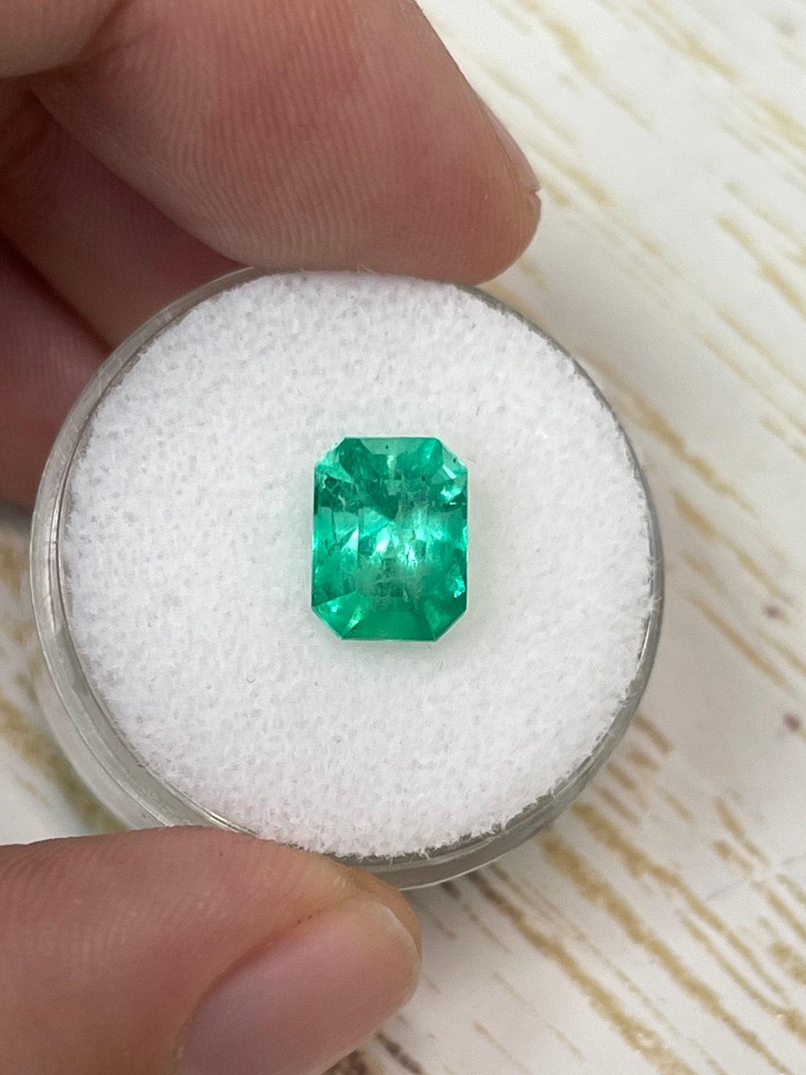 Pierre : Émeraude
Poids : 2,44 carats
Forme : Coupe émeraude
Clarté : Transparent
Lustre : Très bon
Couleur : vert jaunâtre moyen
Dimensions : 9,12 mm x 6,99 mm x 6,48 mm
Origine géographique : Colombie
Traitement : Naturel, huilé

Commentaires : En