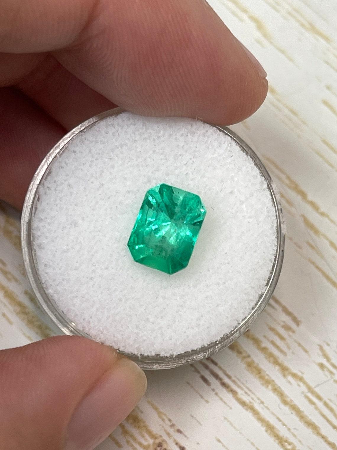 Moderne 2.44 Carat 9x7 Spring Green Loose Colombian Emerald - Emerald Cut May Birthstone (pierre de naissance de mai) en vente