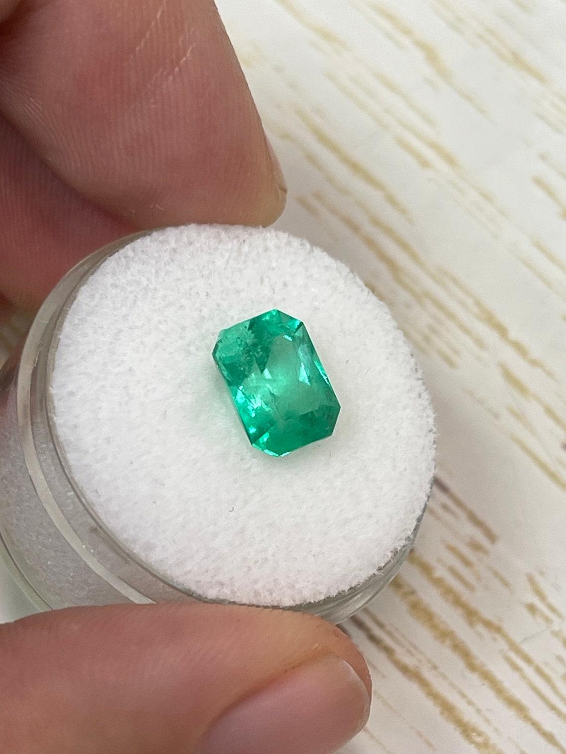 Taille émeraude 2.44 Carat 9x7 Spring Green Loose Colombian Emerald - Emerald Cut May Birthstone (pierre de naissance de mai) en vente