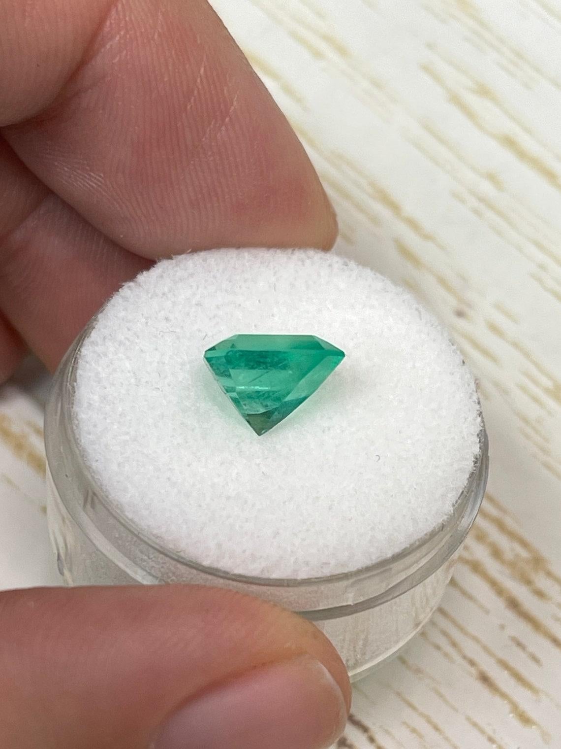 2.44 Carat 9x7 Spring Green Loose Colombian Emerald - Emerald Cut May Birthstone (pierre de naissance de mai) en vente 1