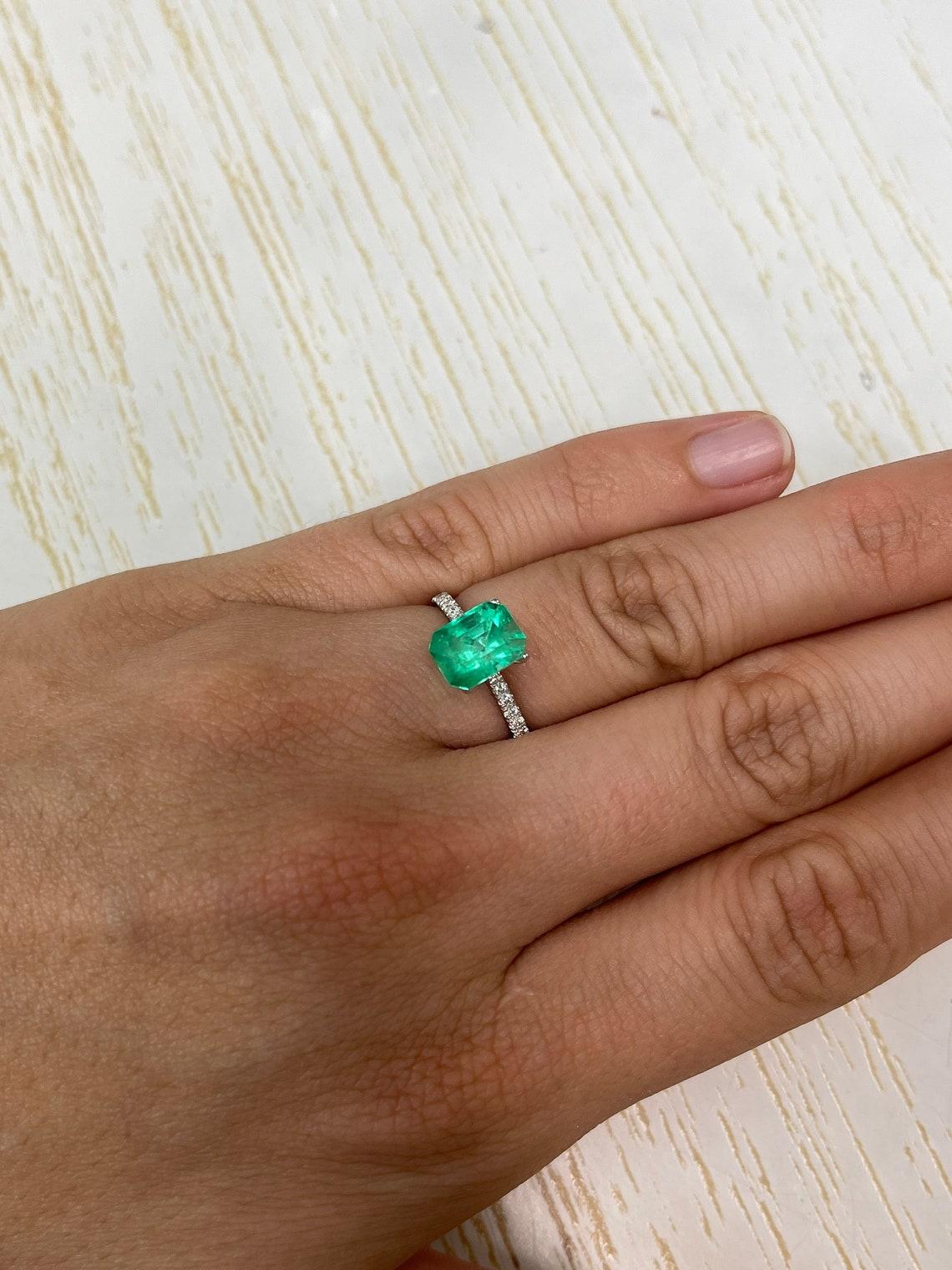 2.44 Carat 9x7 Spring Green Loose Colombian Emerald - Emerald Cut May Birthstone (pierre de naissance de mai) en vente 3