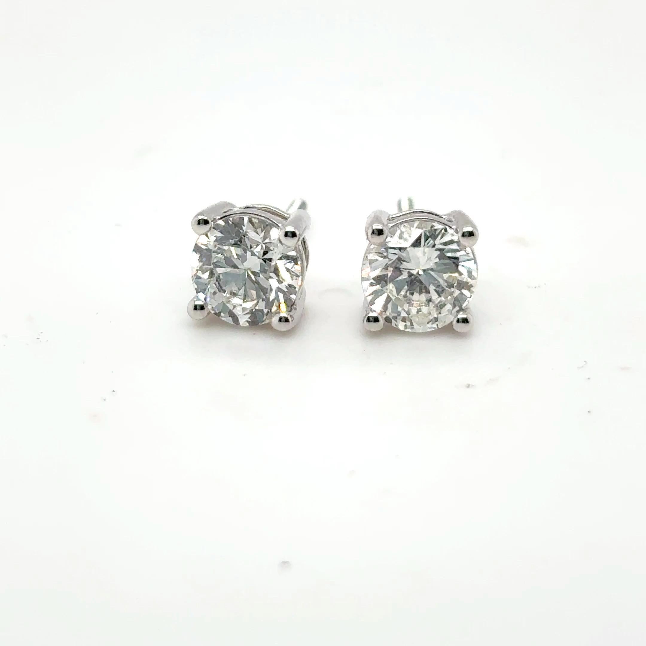 Un éblouissant diamant solitaire blanc taille brillant d'un poids total de 2,44 carats occupe le devant de la scène, serti dans une monture panier classique à quatre branches fabriquée en or blanc 14K. Couleur J et clarté VS. Conçue avec une