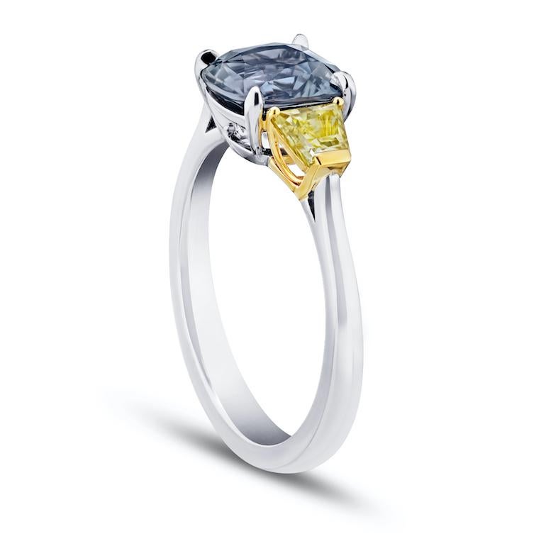 2.44 Karat kissenförmiger (natürlicher, nicht erhitzter) grünlich-blauer Saphir mit trapezförmigen hellgelben Diamanten von 0,71 Karat in einem Ring aus Platin und 18 Karat Gelbgold. Dieser Ring hat derzeit die Größe 7.  Wir passen die Größe