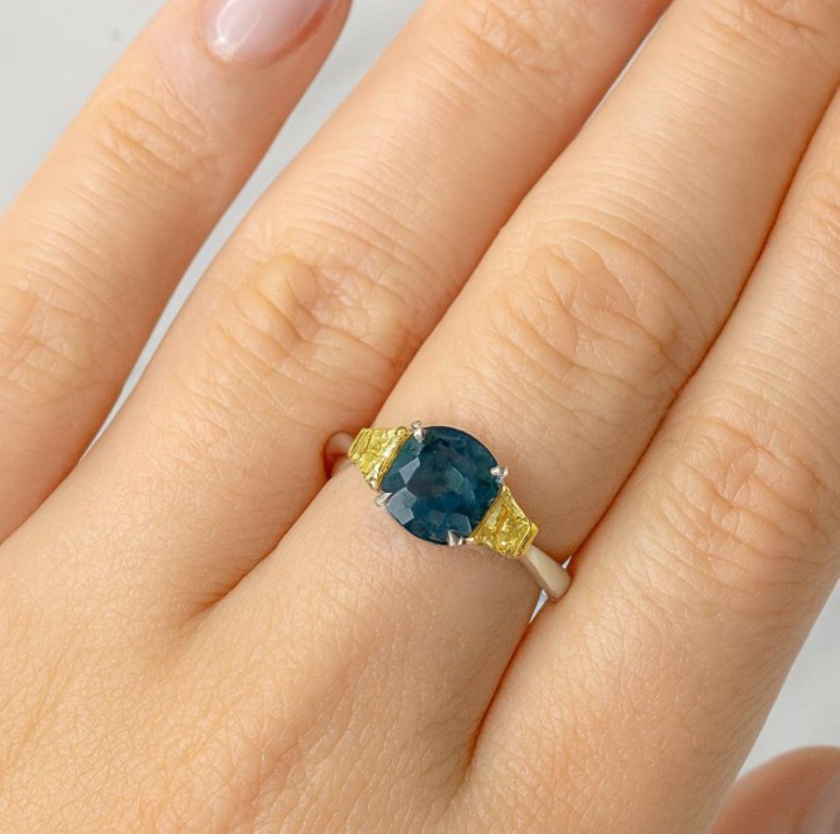 Anello di 2,44 carati con zaffiro blu verdastro e diamante in platino e 18 carati in vendita 2