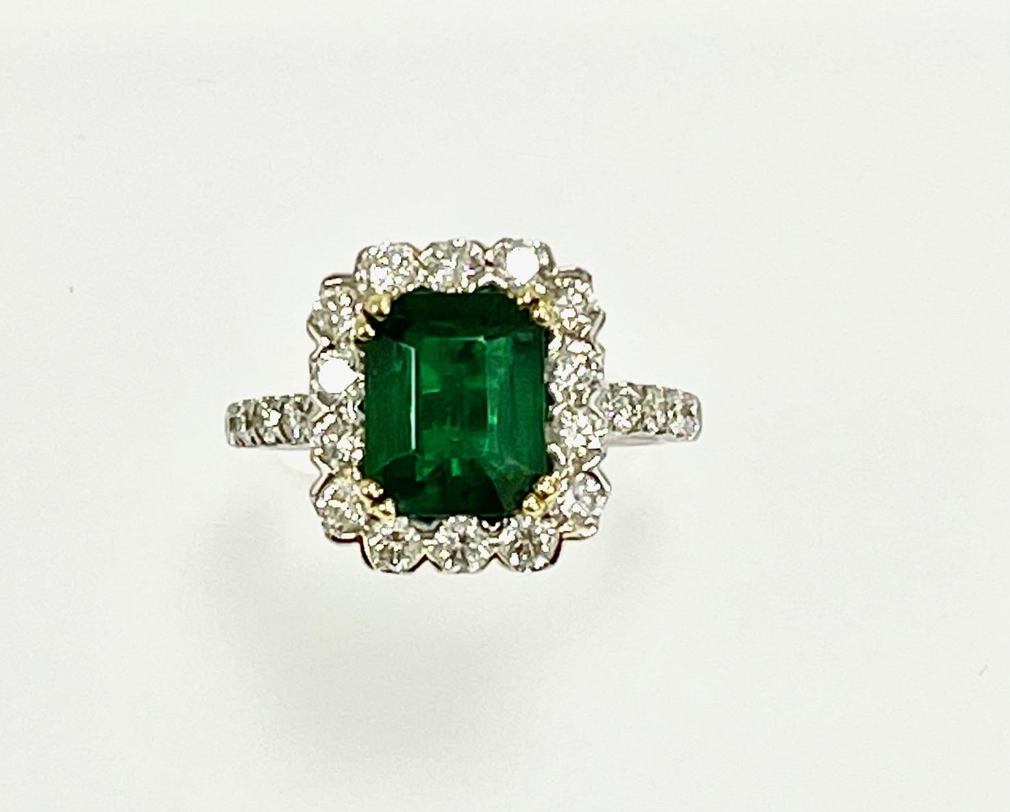 2.44 Karat sambischer Smaragd im Smaragdschliff, gefasst in einem Ring aus 18 Karat Weißgold mit 1,22 Karat Diamanten um den Smaragd herum und auf halber Höhe des Schafts.