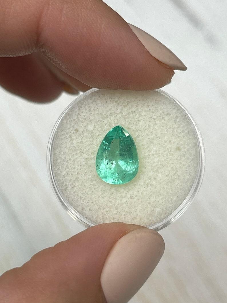 Pierre : Émeraude
Poids : 2,44 carats
Forme : Coupe poire
Clarté : Transparent, visible Caractéristiques du carbone
Lustre : Très bon
Couleur : vert bleuâtre clair
Dimensions : 10,78 mm x 8,04 mm x 5,58 mm
Origine géographique : Colombie
Traitement