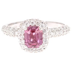 Anillo de compromiso de oro blanco con zafiro rosa y diamante de 2.44 quilates certificado por el GIA