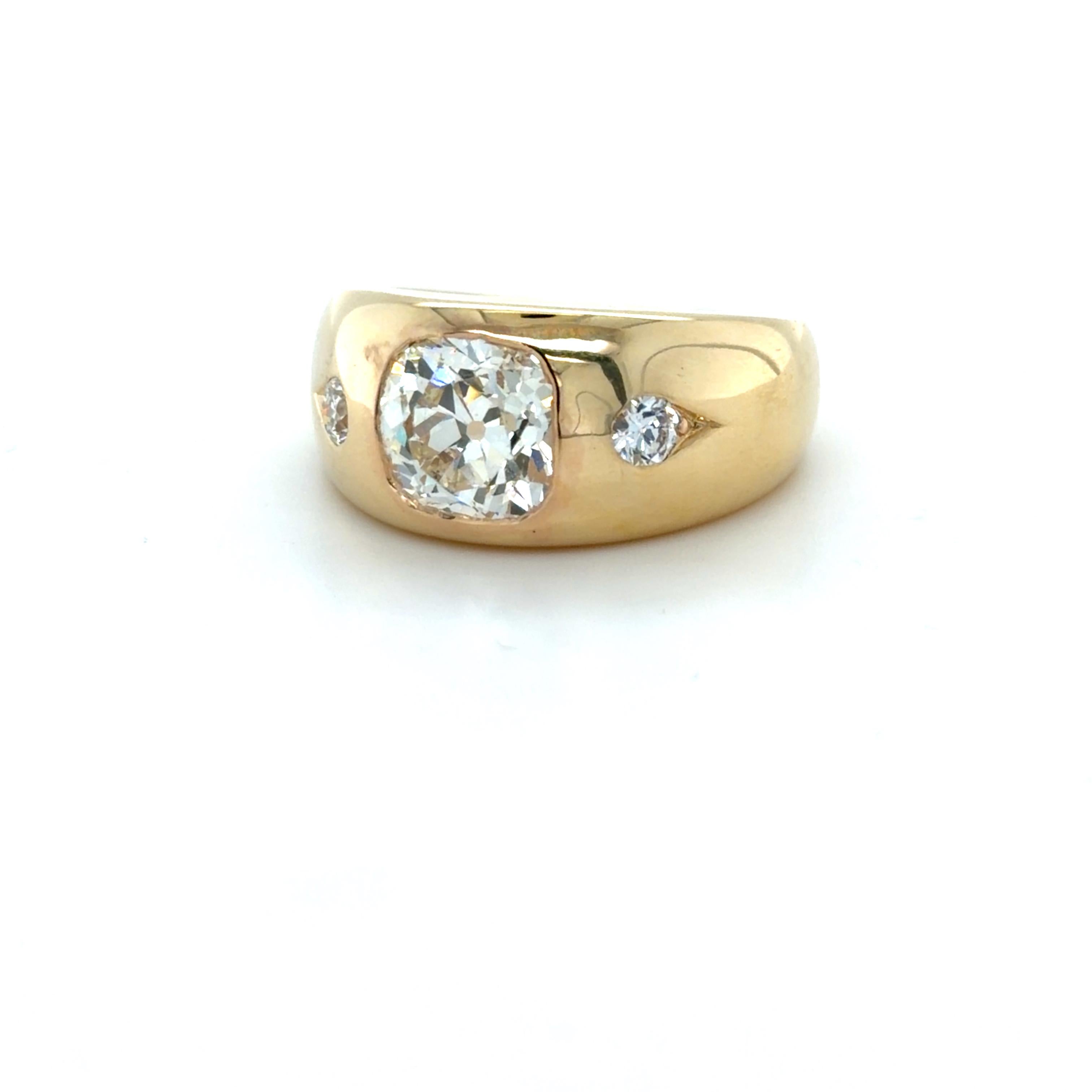 Cette magnifique bague gitane contient trois diamants taille ancienne en serti bruni, le diamant central taille ancienne pesant 2,24 carats et les diamants latéraux taille ancienne européenne pesant environ 0,20 carat au total. Cette bague est