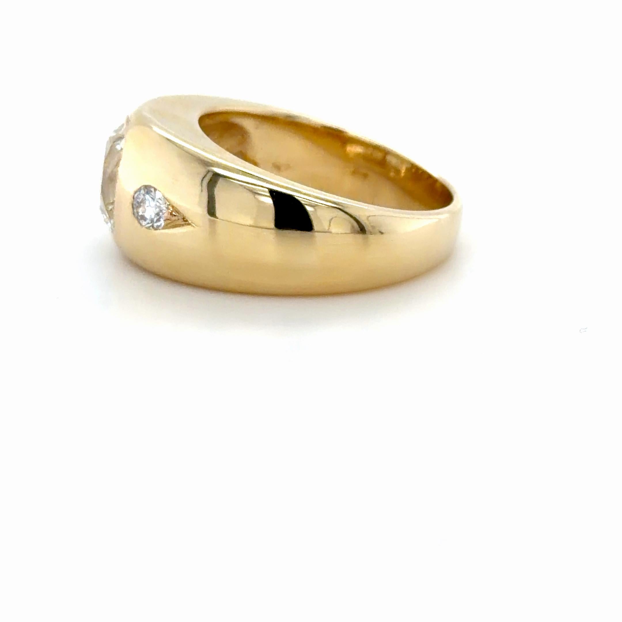 Taille vieille mine 2.44 Carat Three Stone Old European Cut Diamond Gypsy Set Ring (bague tzigane à trois pierres) en vente