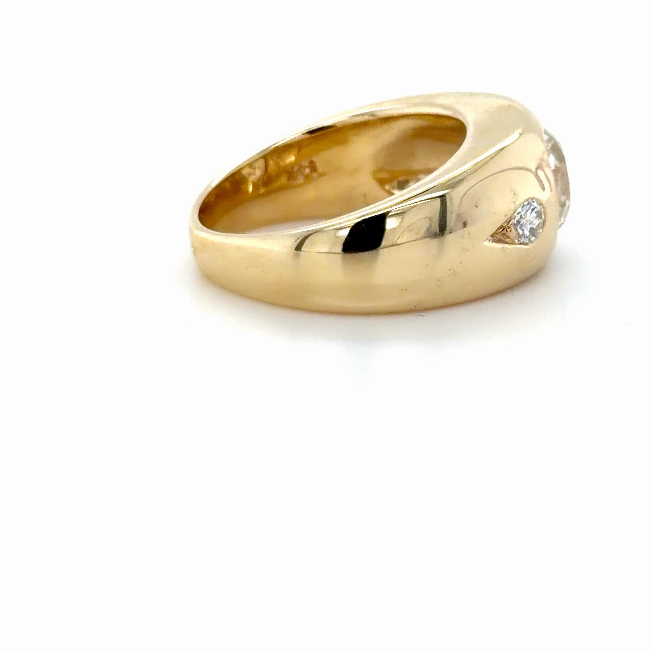 2.44 Carat Three Stone Old European Cut Diamond Gypsy Set Ring (bague tzigane à trois pierres) Unisexe en vente