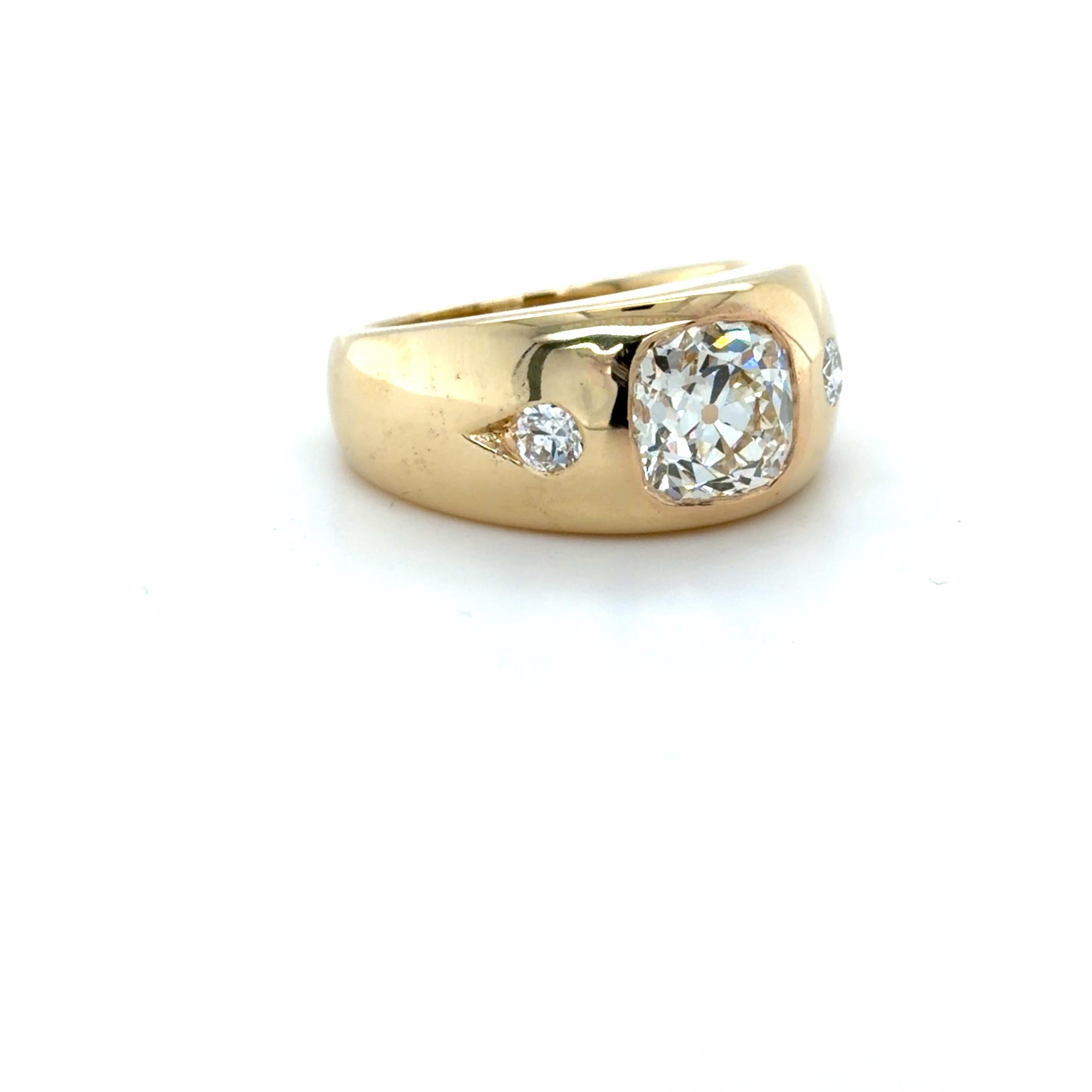 2.44 Carat Three Stone Old European Cut Diamond Gypsy Set Ring (bague tzigane à trois pierres) en vente 1
