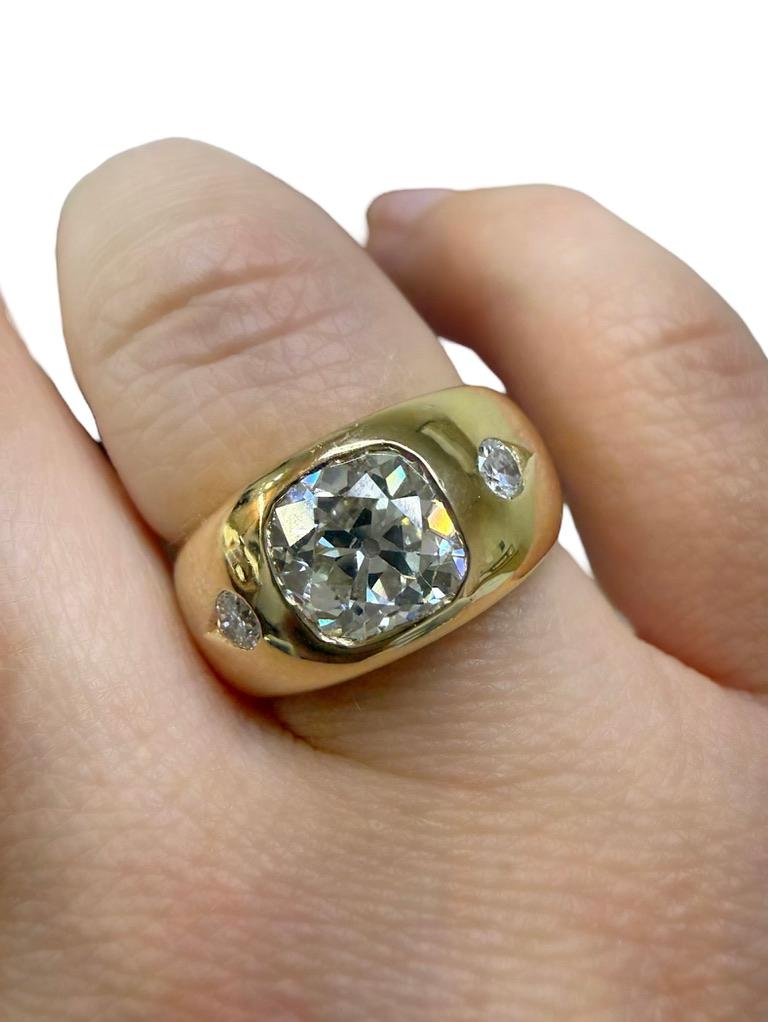 2.44 Carat Three Stone Old European Cut Diamond Gypsy Set Ring (bague tzigane à trois pierres) en vente 2