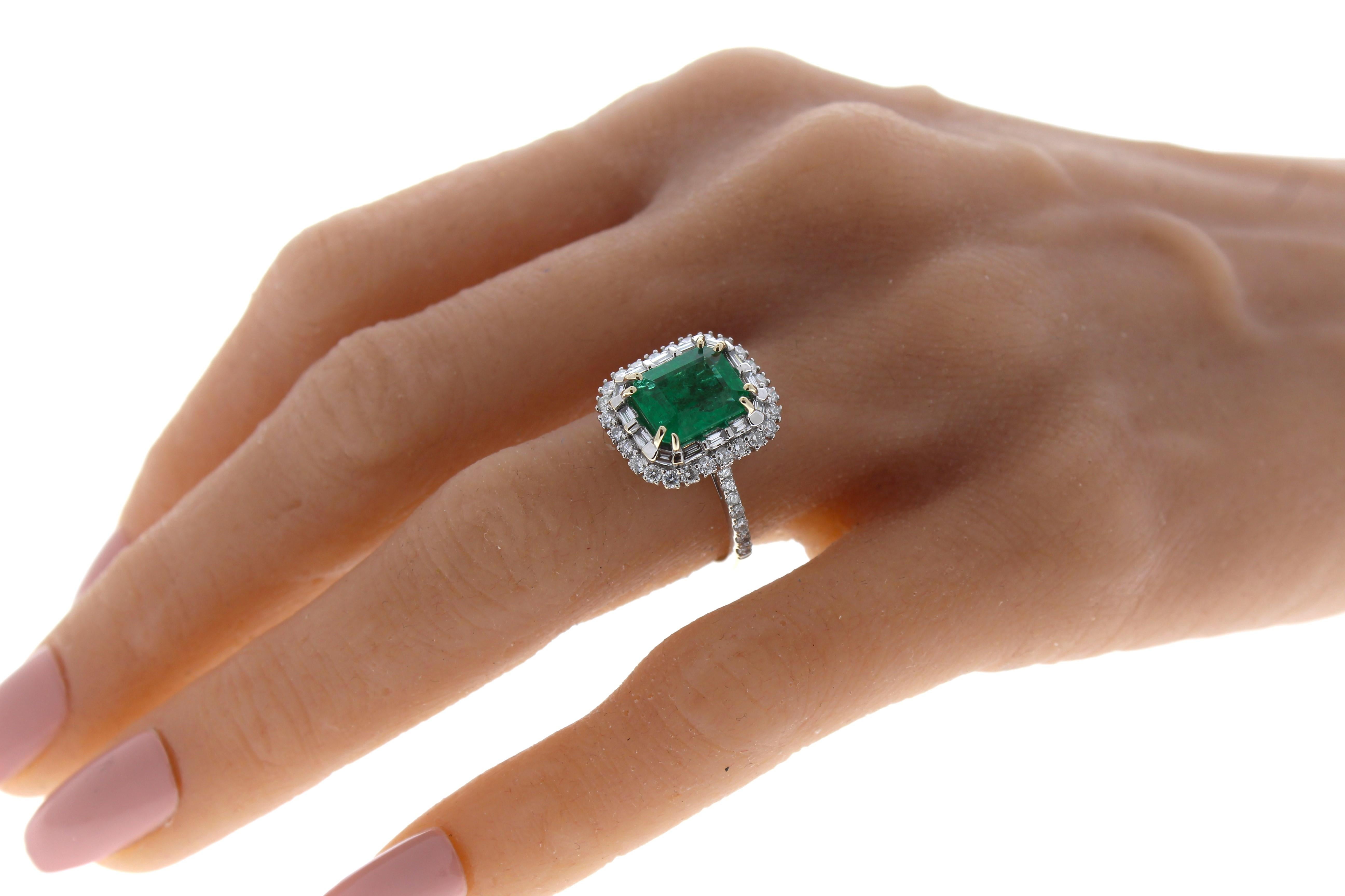 Cette superbe bague de mode en émeraude verte de 2,44 carats est un choix élégant et sophistiqué pour toutes les occasions. L'émeraude est d'une belle nuance de vert, d'une clarté et d'une brillance exceptionnelles et pèse 2,44 carats. Il est serti