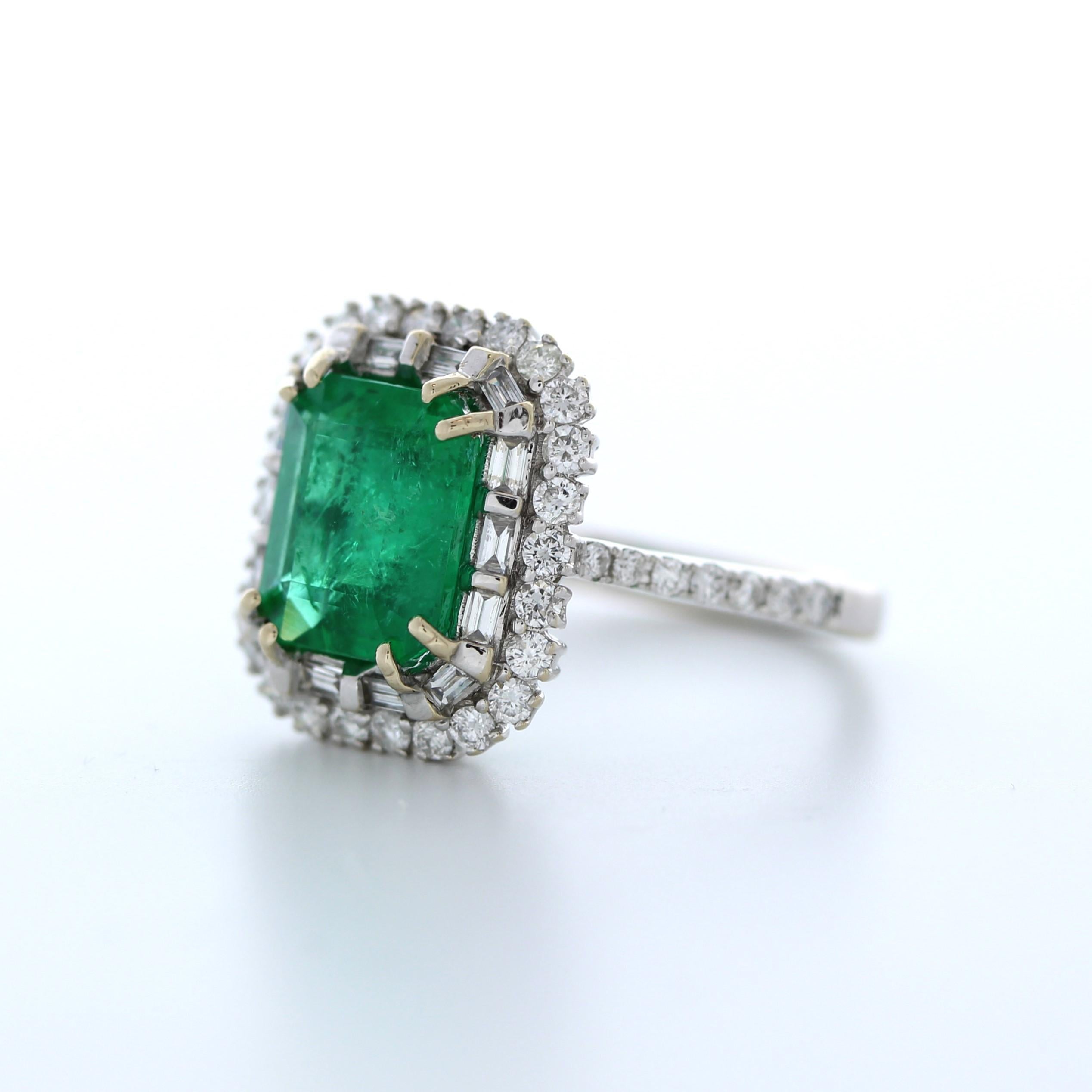 2,44 Karat Gewicht Grüner Smaragd & Runder Diamant Fashion Ring in 18k Weißgold  (Zeitgenössisch) im Angebot