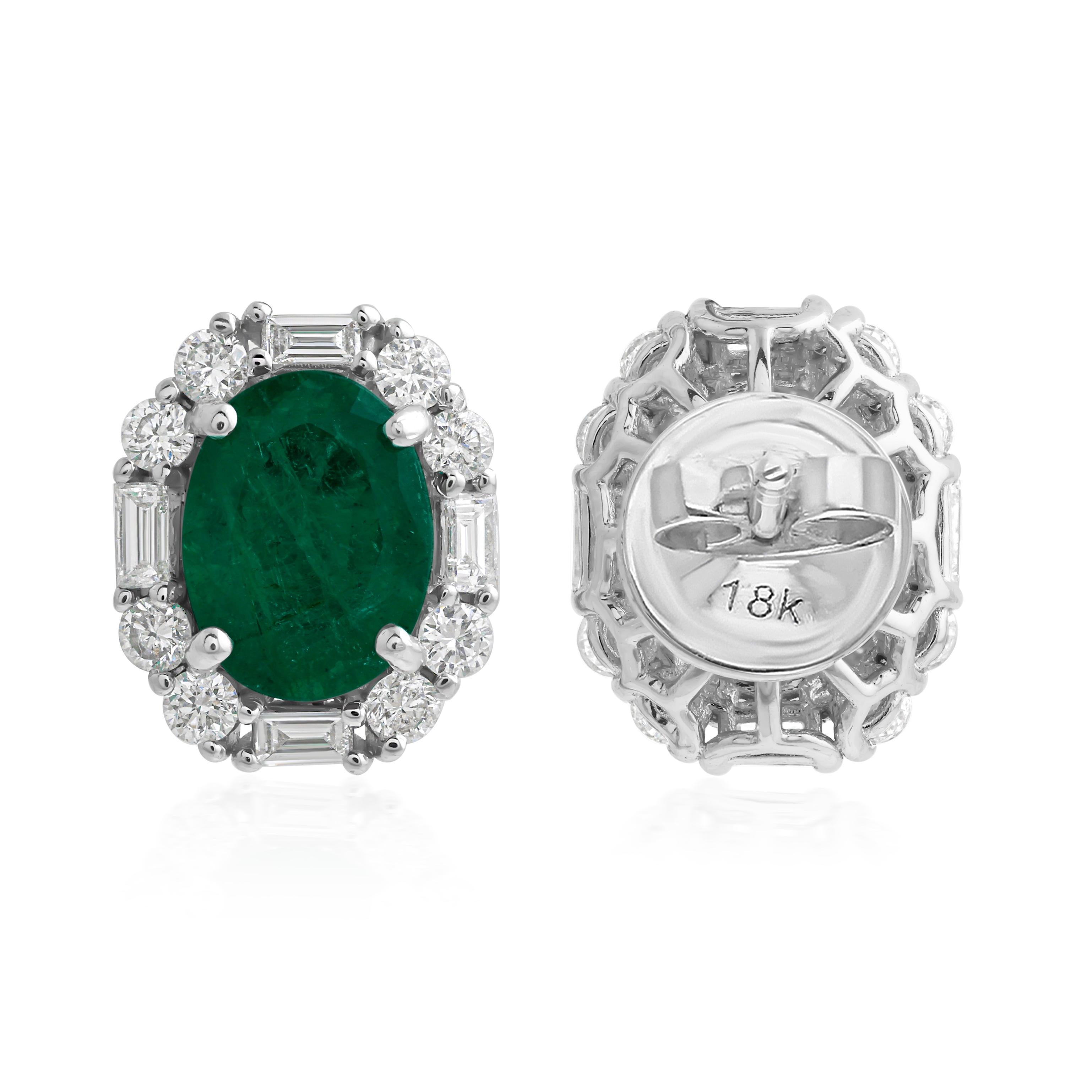 Coulées dans de l'or 18 carats, ces boucles d'oreilles exquises sont serties d'une émeraude zambienne de 2,44 carats et de diamants étincelants de 0,64 carat.

Suivez la vitrine de Spectrum Jewels pour découvrir la dernière collection et les pièces