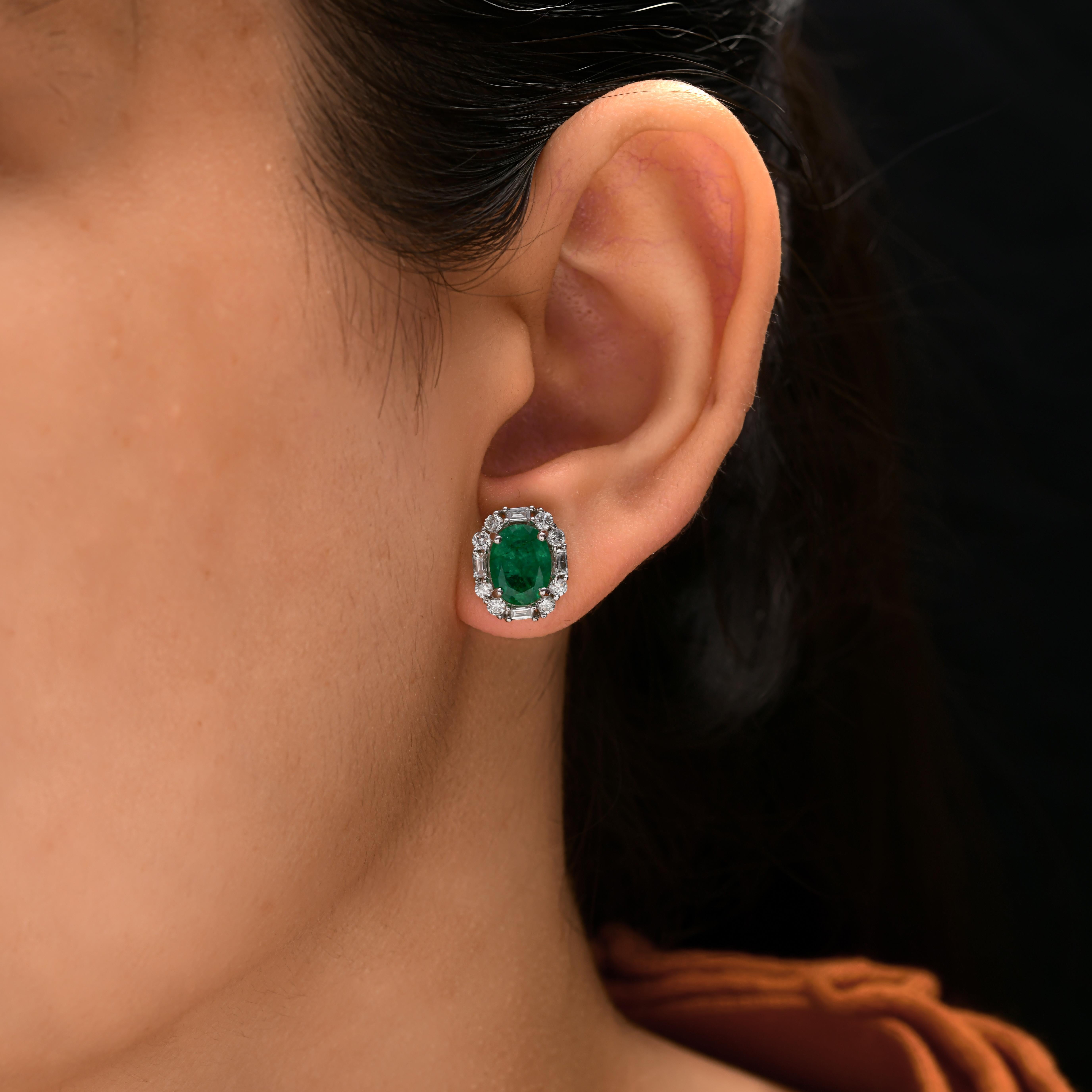 Moderne 2.44 Carat Zambian Emerald 0.64 Carat SI/H Diamond Earrings 18 Karat White Gold en vente