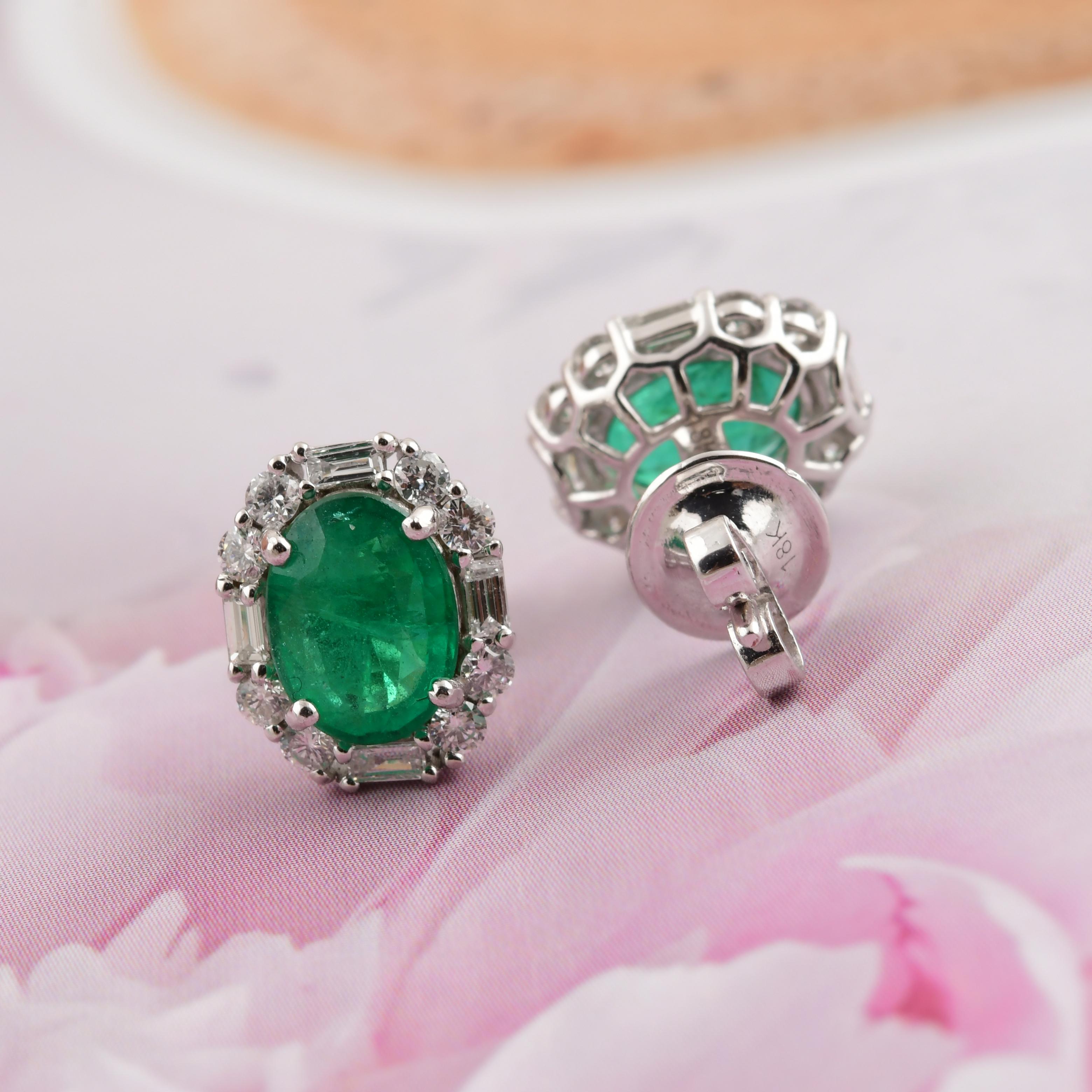 Taille ovale 2.44 Carat Zambian Emerald 0.64 Carat SI/H Diamond Earrings 18 Karat White Gold en vente