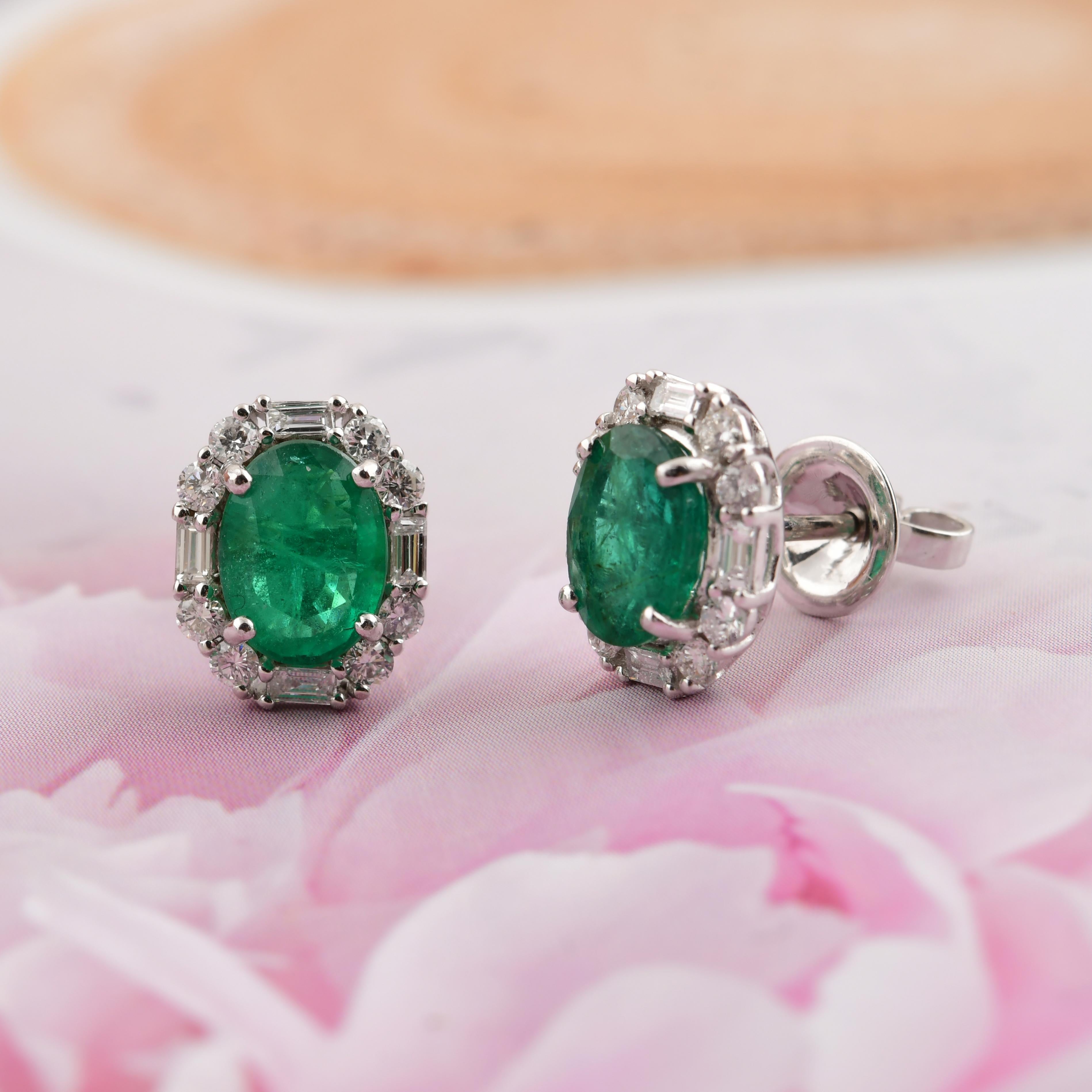 2.44 Carat Zambian Emerald 0.64 Carat SI/H Diamond Earrings 18 Karat White Gold Neuf - En vente à Diera, Dubai