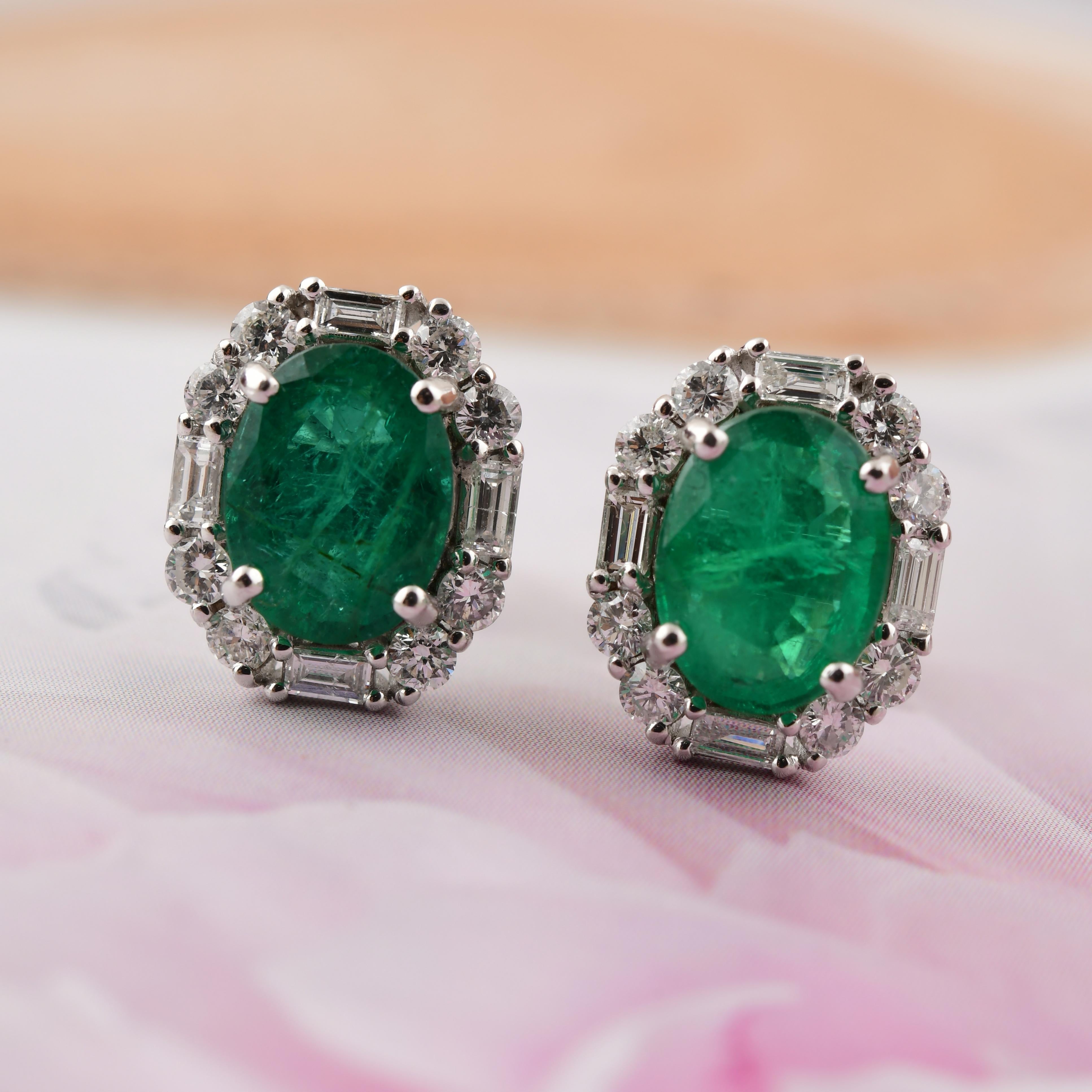 2.44 Carat Zambian Emerald 0.64 Carat SI/H Diamond Earrings 18 Karat White Gold Pour femmes en vente
