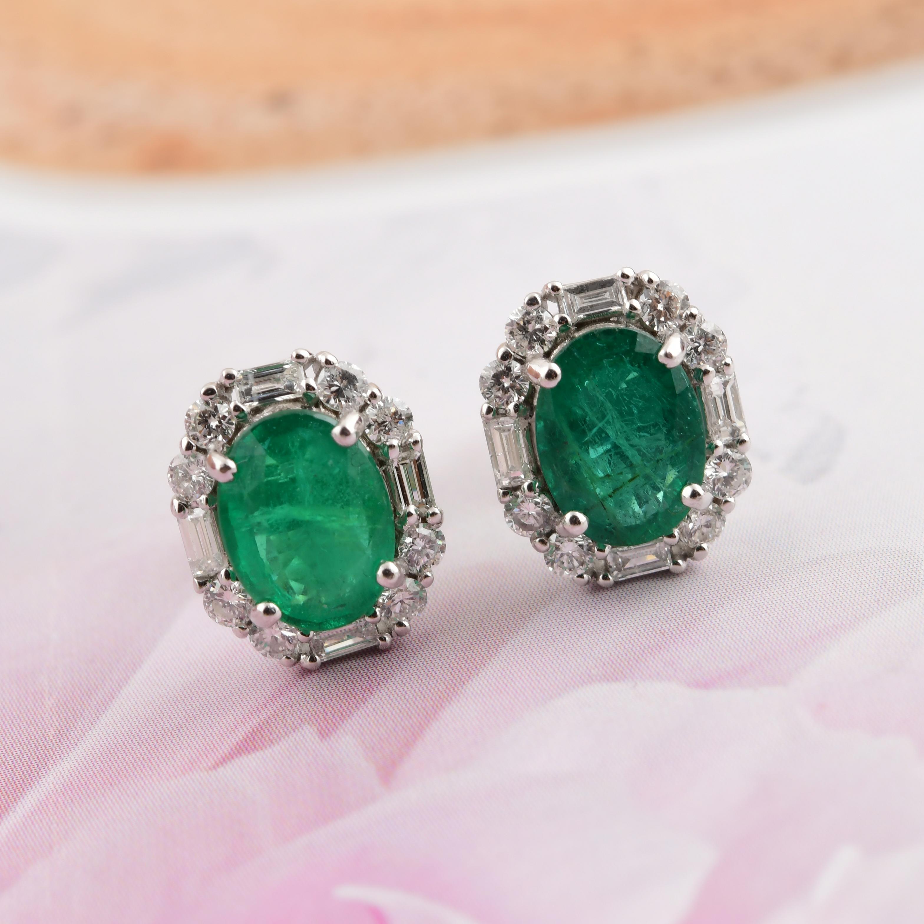 2.44 Carat Zambian Emerald 0.64 Carat SI/H Diamond Earrings 18 Karat White Gold en vente 1