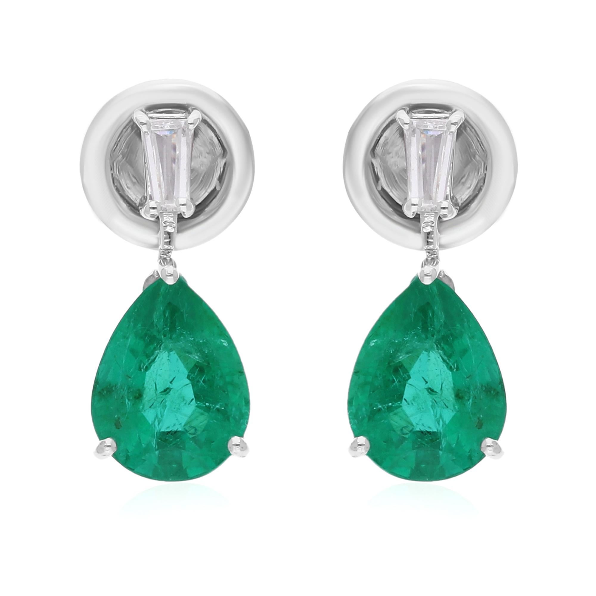 Boucles d
oreilles en or blanc 14 carats avec émeraude de Zambie de 2,44 carats et diamants 0,12 carat SI/H