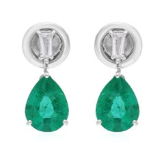 Boucles d
oreilles en or blanc 14 carats avec émeraude de Zambie de 2,44 carats et diamants 0,12 carat SI/H