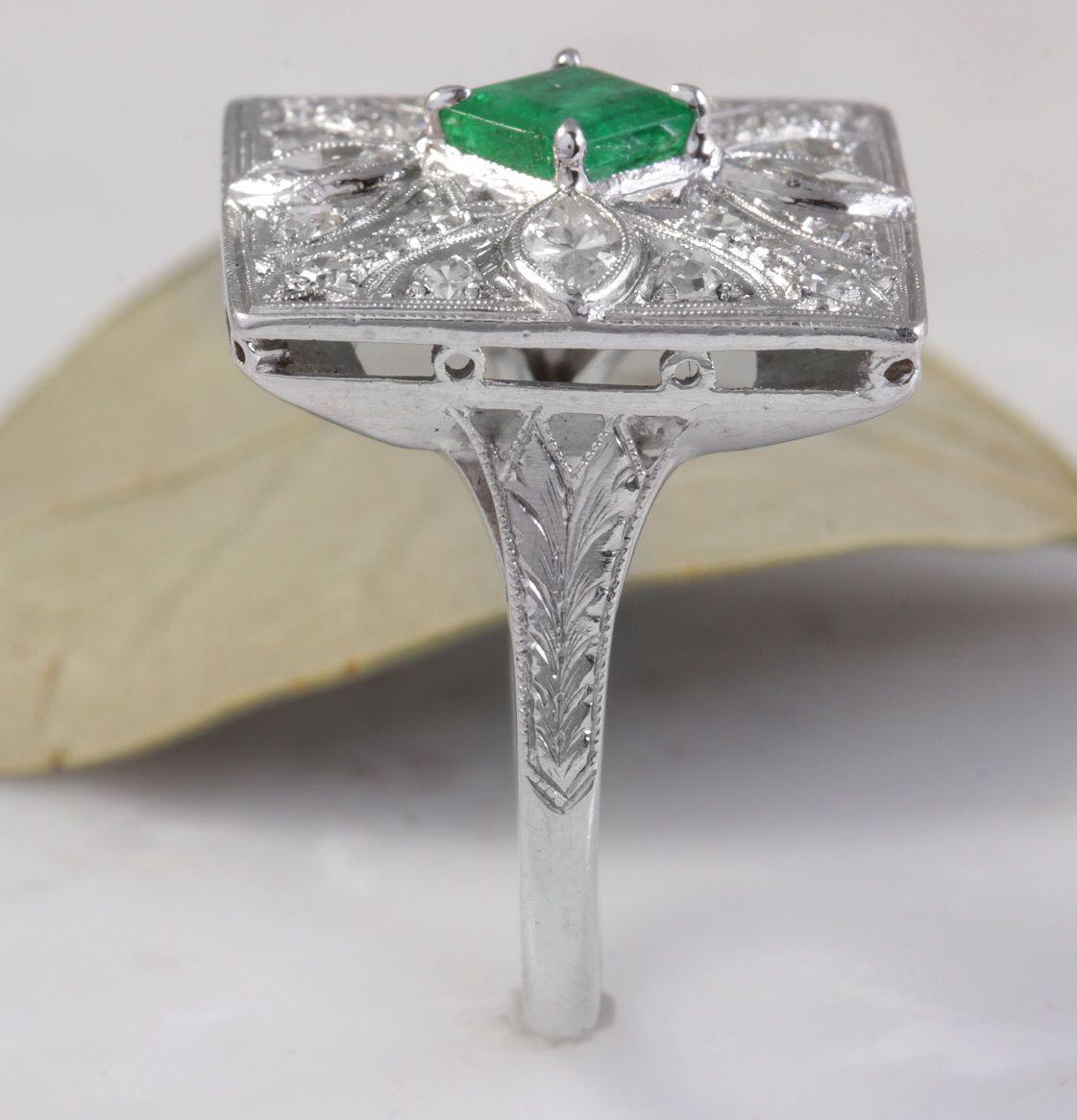 Women's 2.44 Carat Natural Emerald and VS Diamond 14 Karat Solid White Gold Ring For Sale