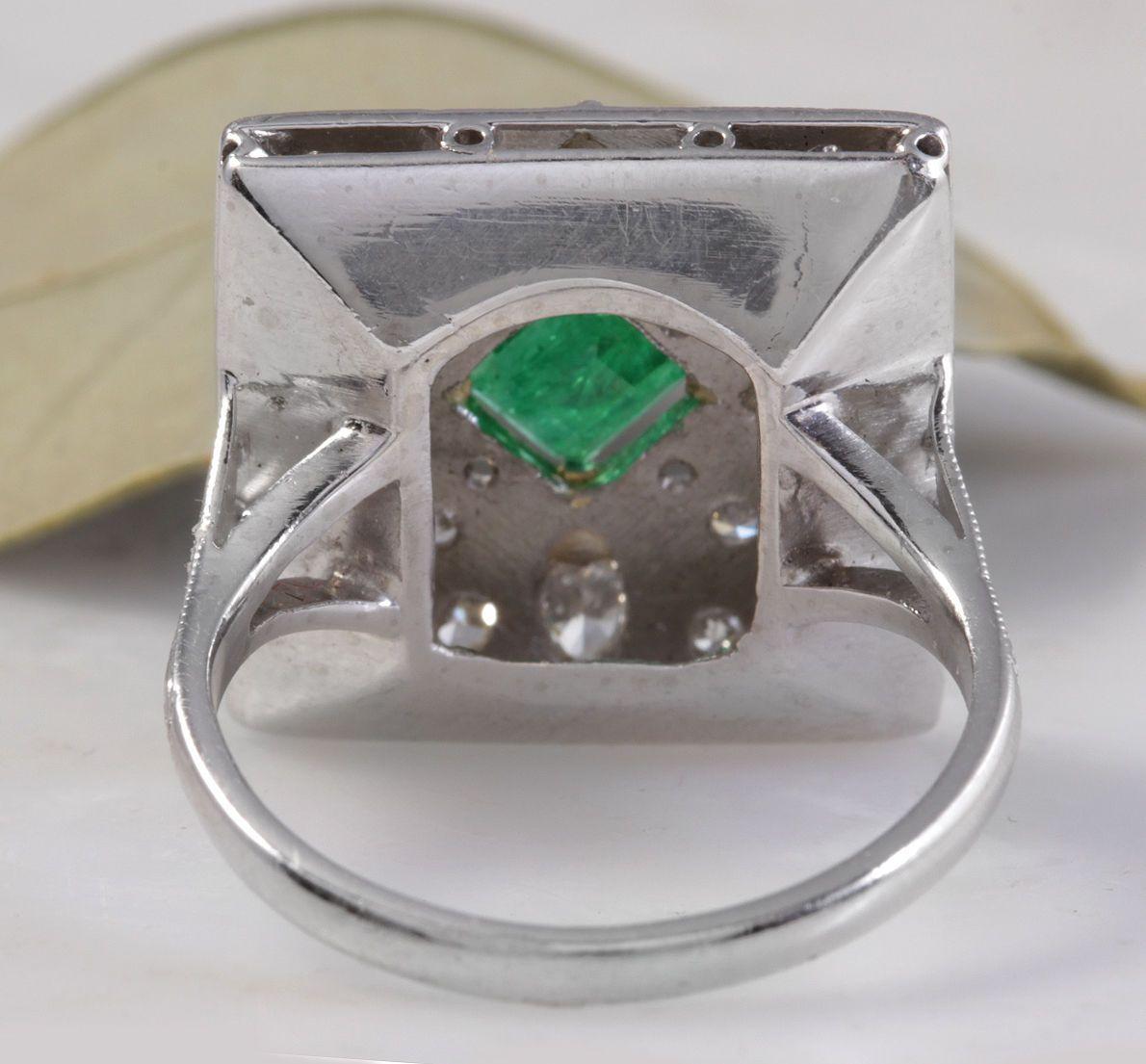 2.44 Carat Natural Emerald and VS Diamond 14 Karat Solid White Gold Ring For Sale 4
