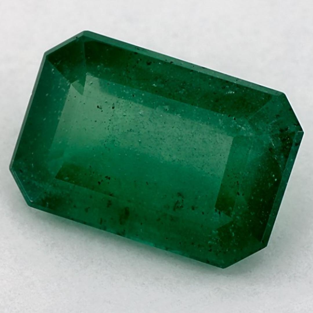 Con un vibrante tono verde, la piedra de nacimiento de mayo es un símbolo del renovado crecimiento primaveral. 

Explora la vibrante colección de esmeraldas, rubíes y zafiros de nuestra tienda, disponibles como gemas sueltas y combinadas con nuestra