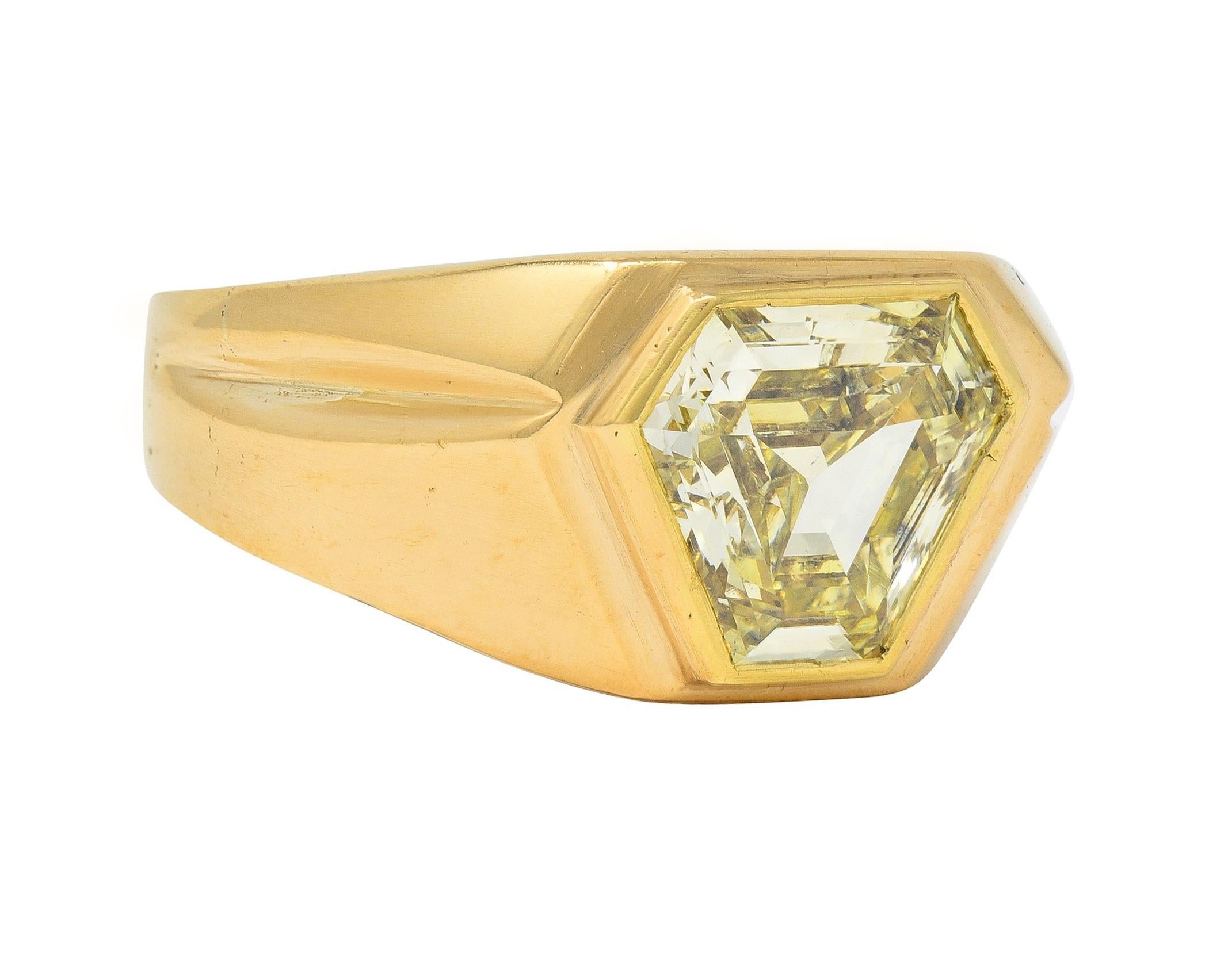 In der Mitte ein sechseckiger Diamant im Stufenschliff mit einem Gewicht von 2,44 Karat 
Transparent, natürliches Fancy-Gelb in der Farbe mit SI1-Klarheit
Eingefasst in eine erhöhte Lünette mit konturiertem Rand 
Flankiert von plissierten Schultern