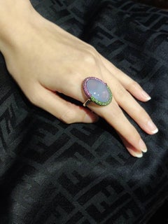 24,47 Karat Medaillon Oval Cabochon Chalcedon Rosa Saphir Tsavorit Gold Ring