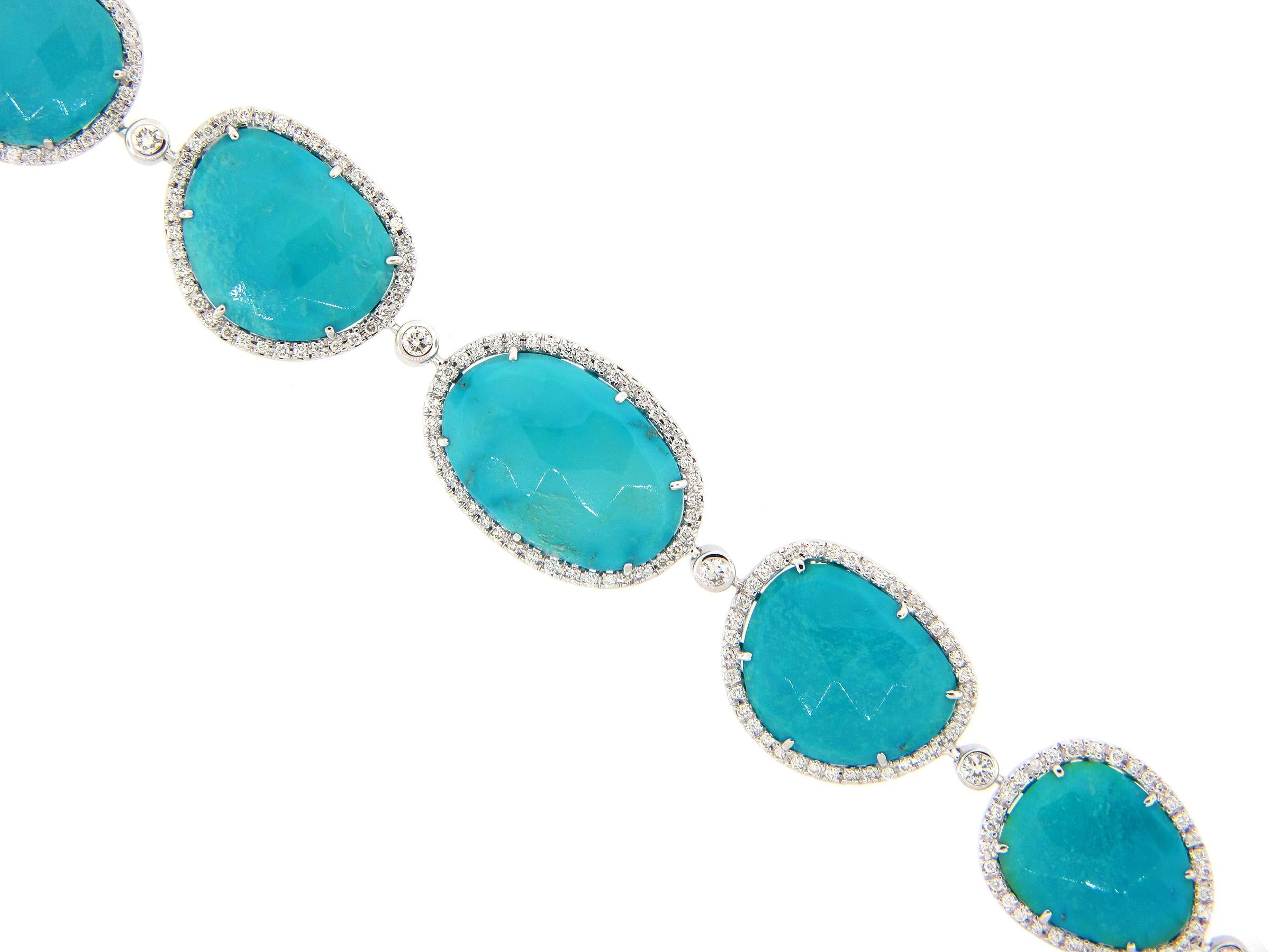 Esta impresionante pulsera tiene 9 piedras de Turquesa Ovalada de Corte Rosa, cada una con su propio Halo de Diamantes. Esta pulsera está engastada en oro blanco de 18 quilates. Esta pulsera está sujeta por una gran cadena de langosta y mide 9,25