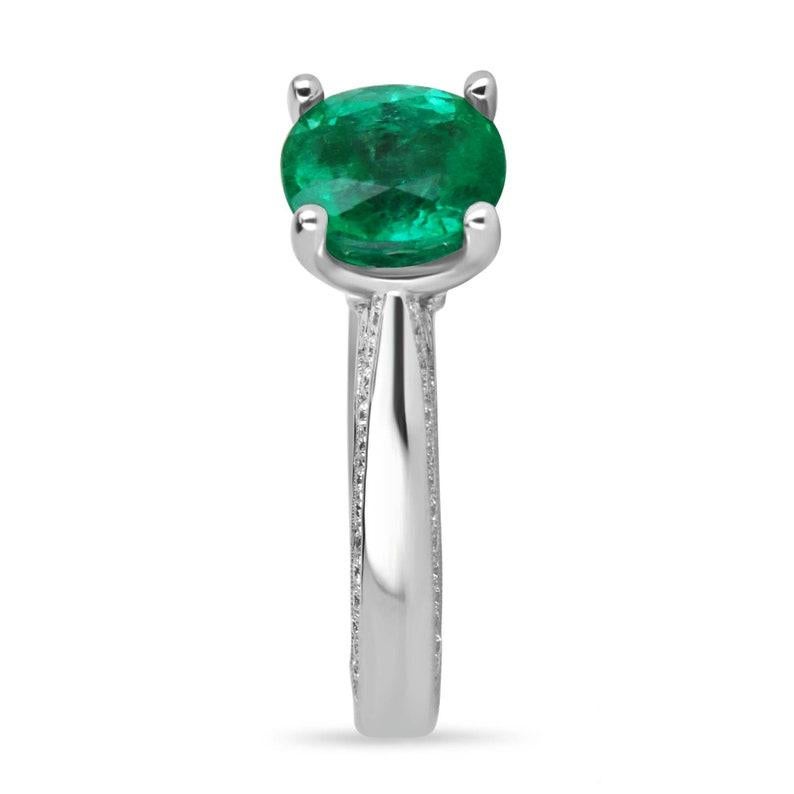 Celebra un amore vibrante come le sfumature dello smeraldo con questo anello di fidanzamento mozzafiato con smeraldo e diamante. Il cuore di questo gioiello è costituito da un affascinante smeraldo colombiano da 1,86 carati con taglio a cuscino di